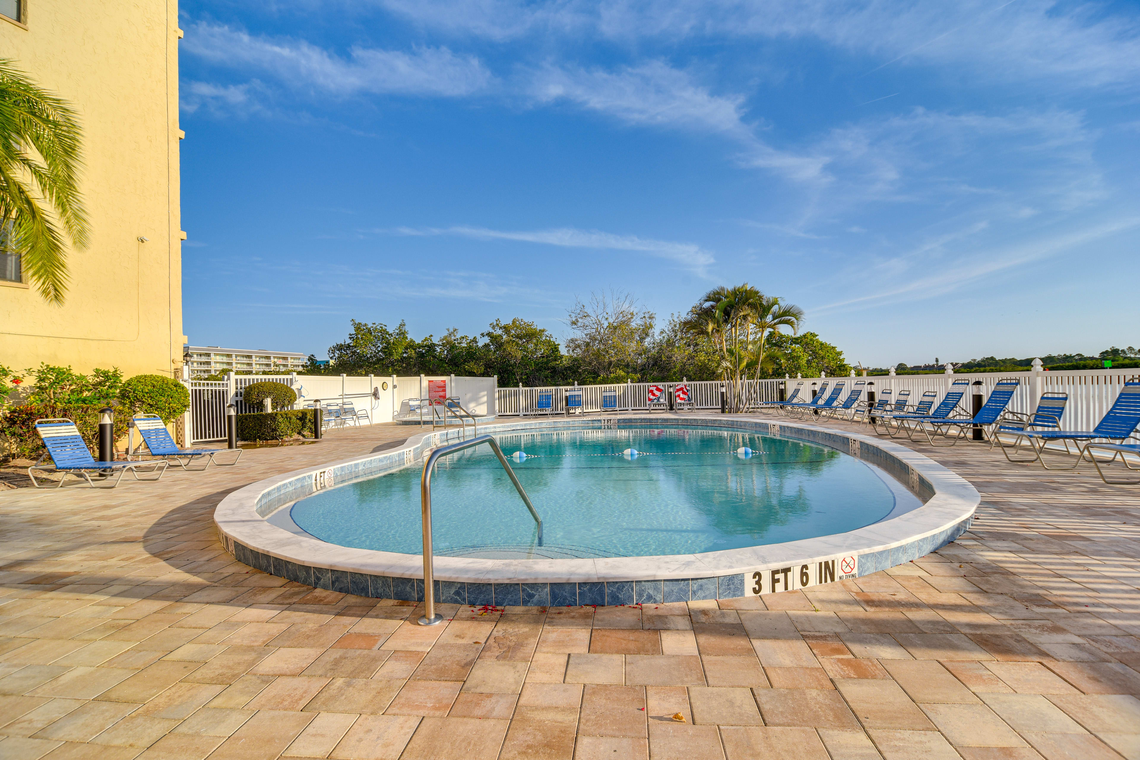 Community Amenities | Outdoor Pool