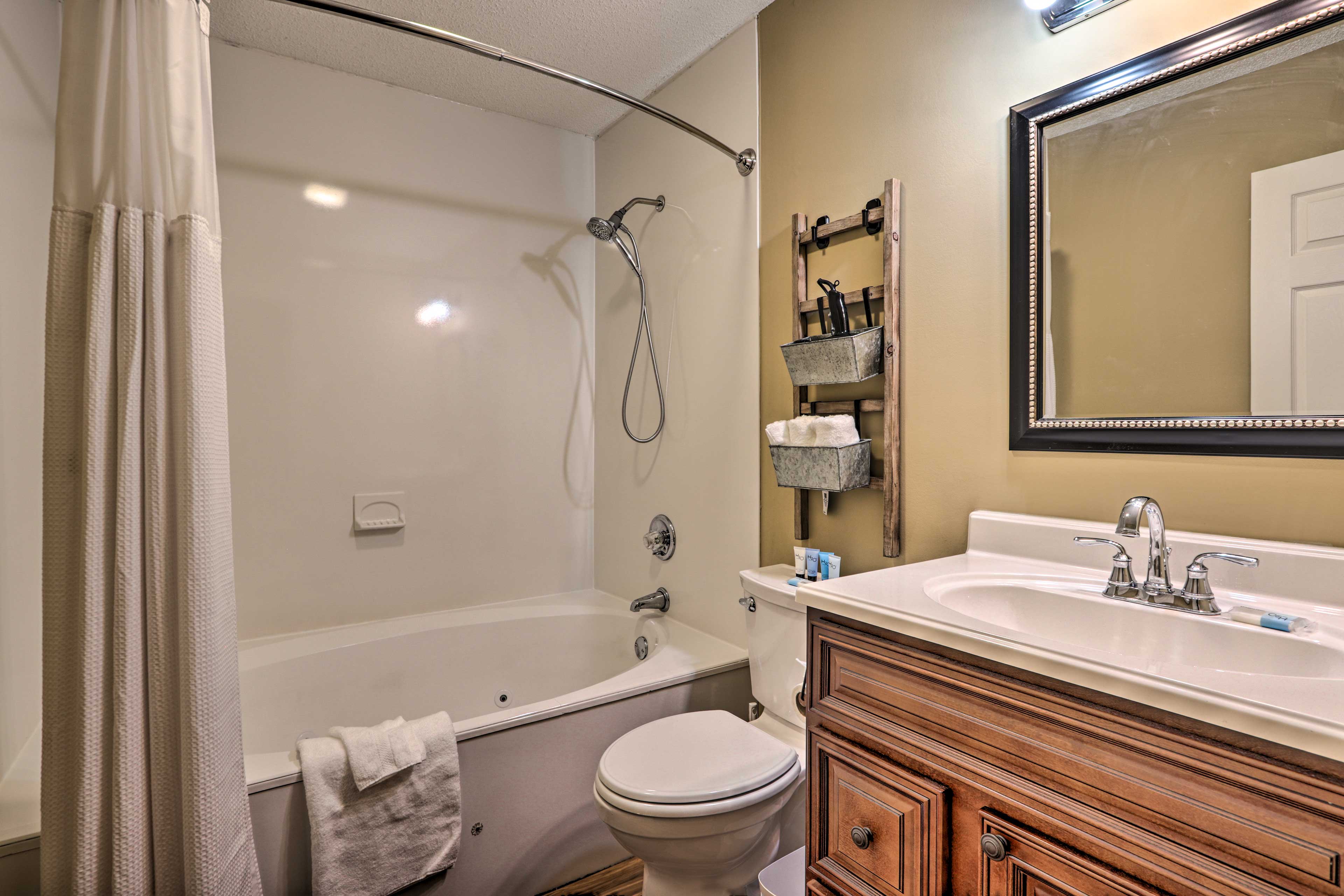 Full Bathroom | Complimentary Toiletries