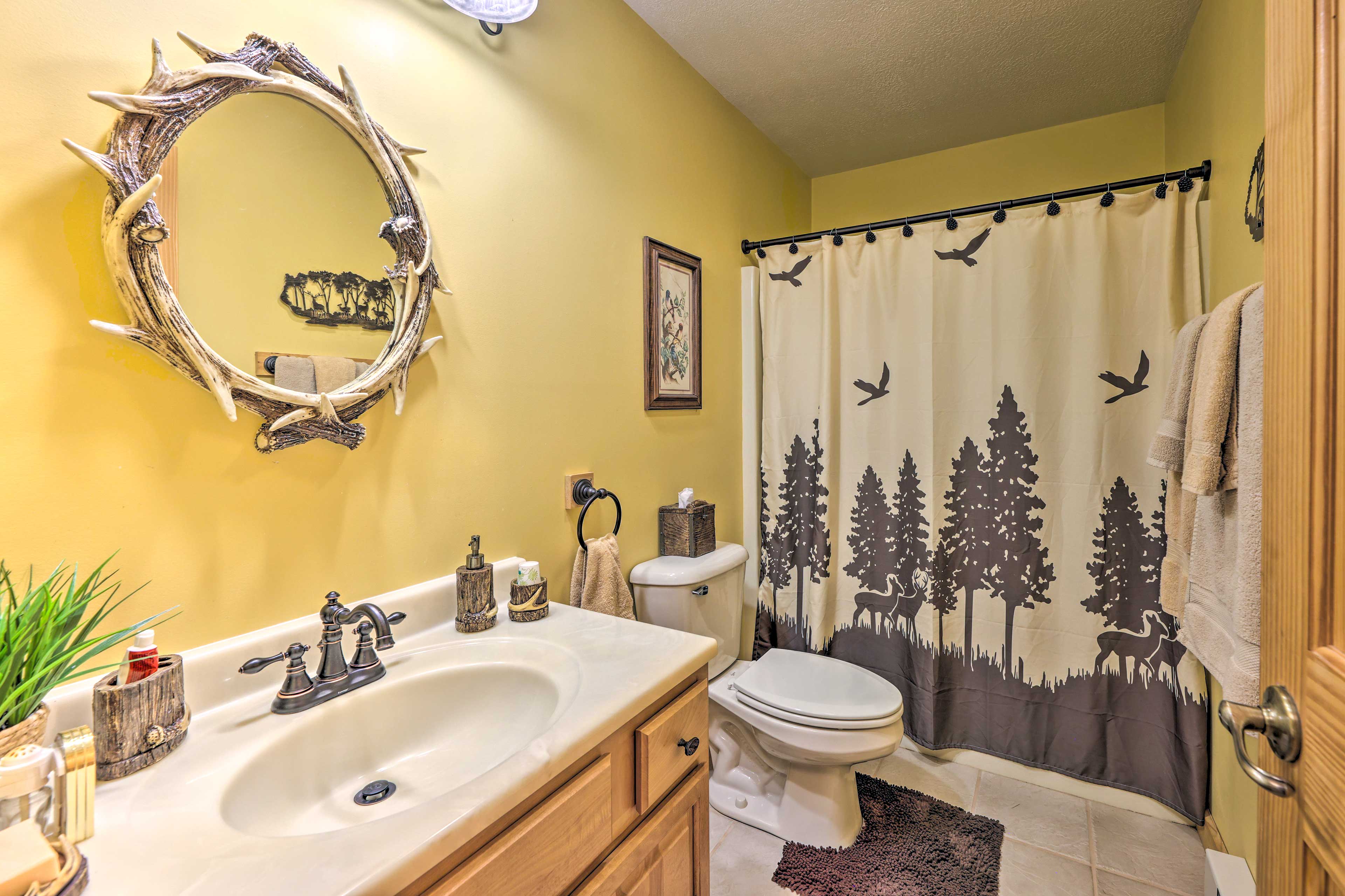 Full Bathroom | Towels Provided | Complimentary Toiletries