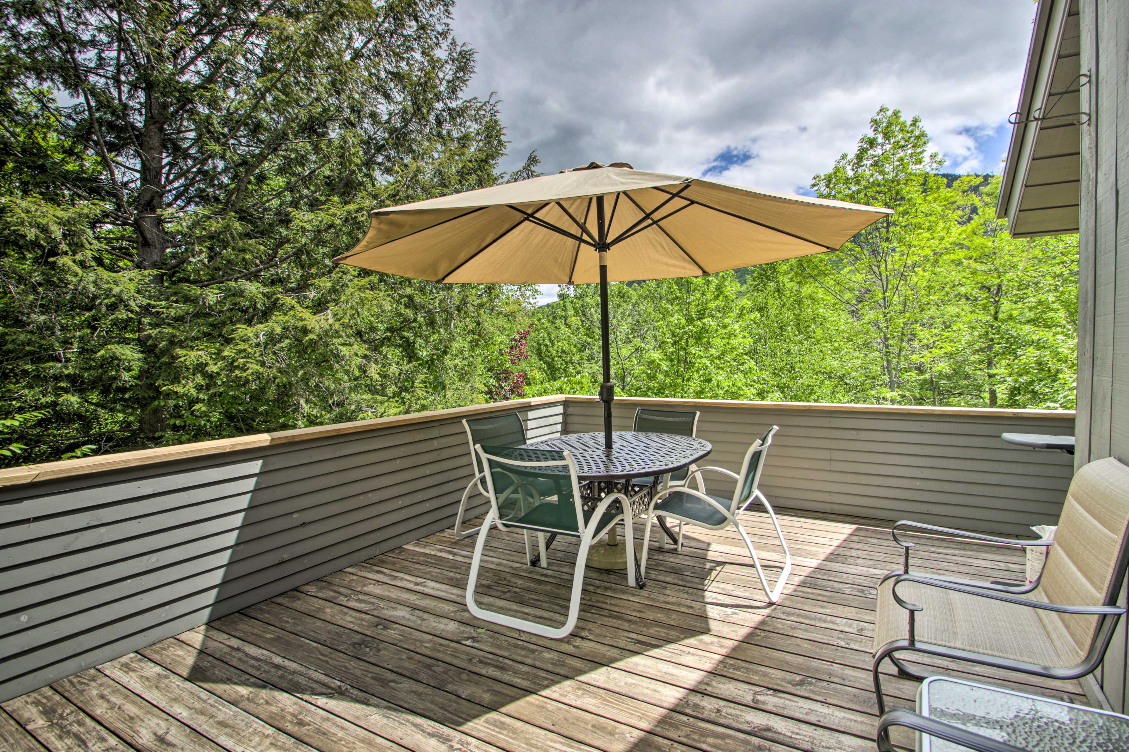 Deck | Outdoor Dining Area | Gas Grill