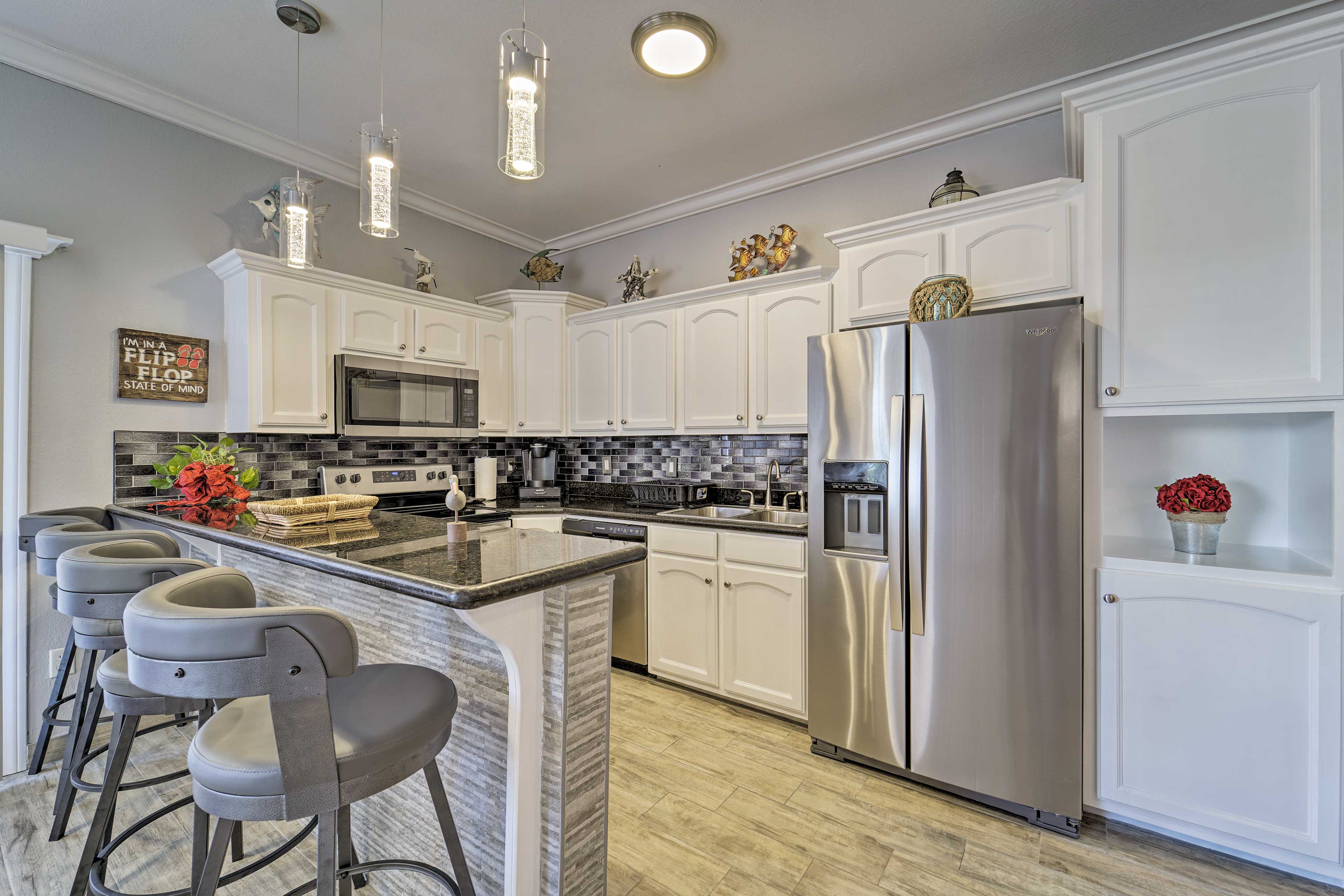 Stainless steel appliances and granite countertops - a chef's dream!