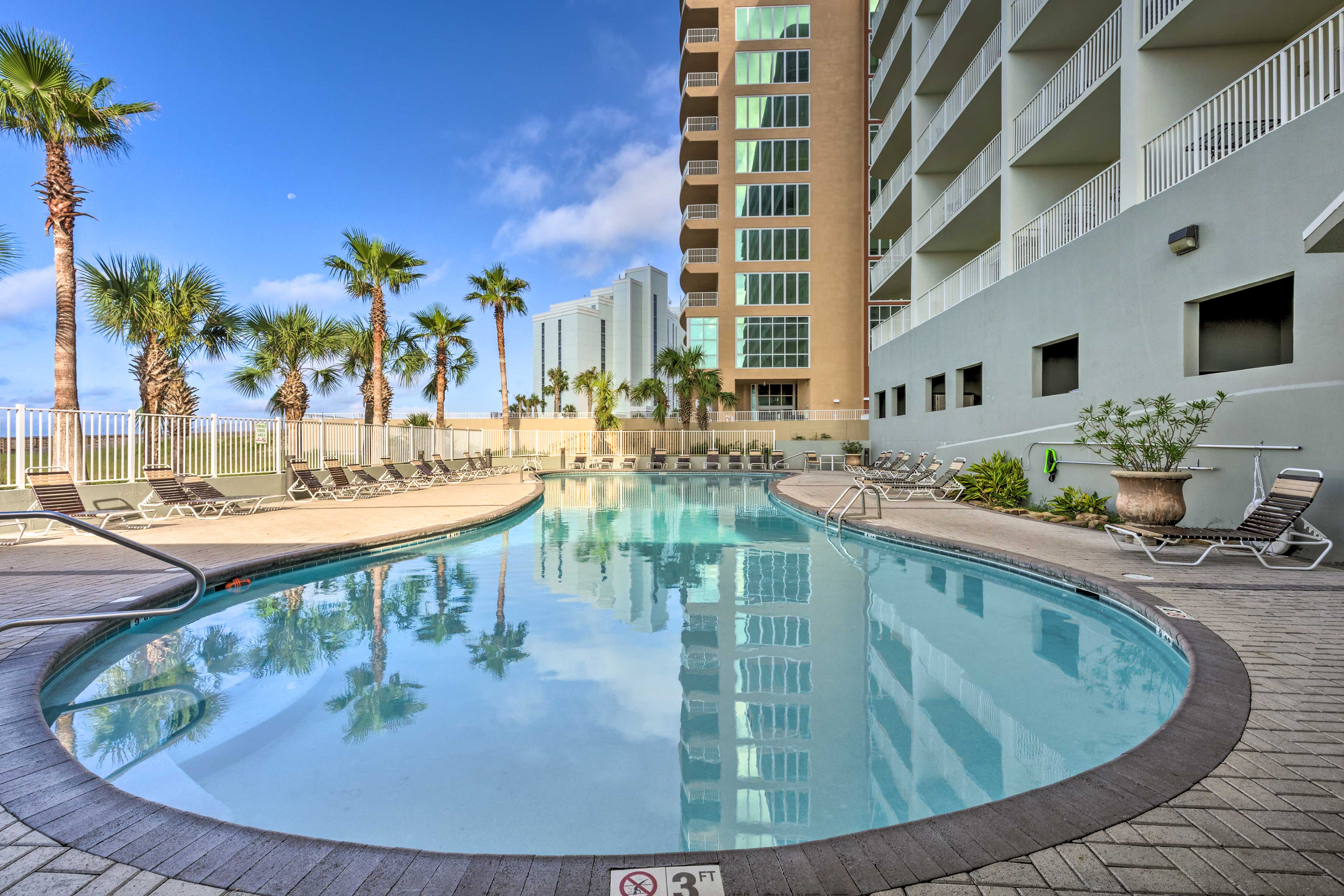 Tidewater Condominium Amenities | Outdoor Pool