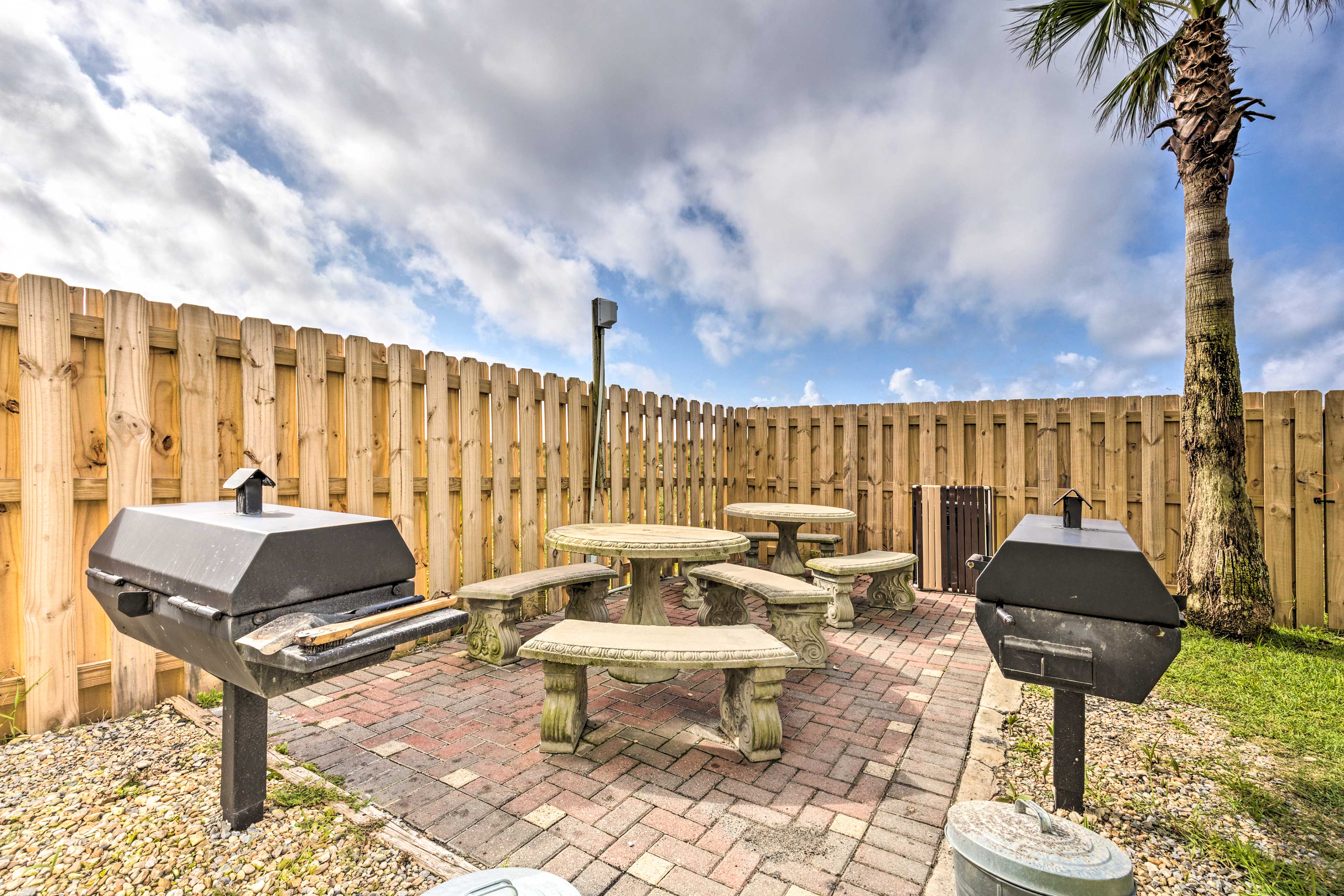 Tidewater Condominium Amenities | Charcoal Grill Area