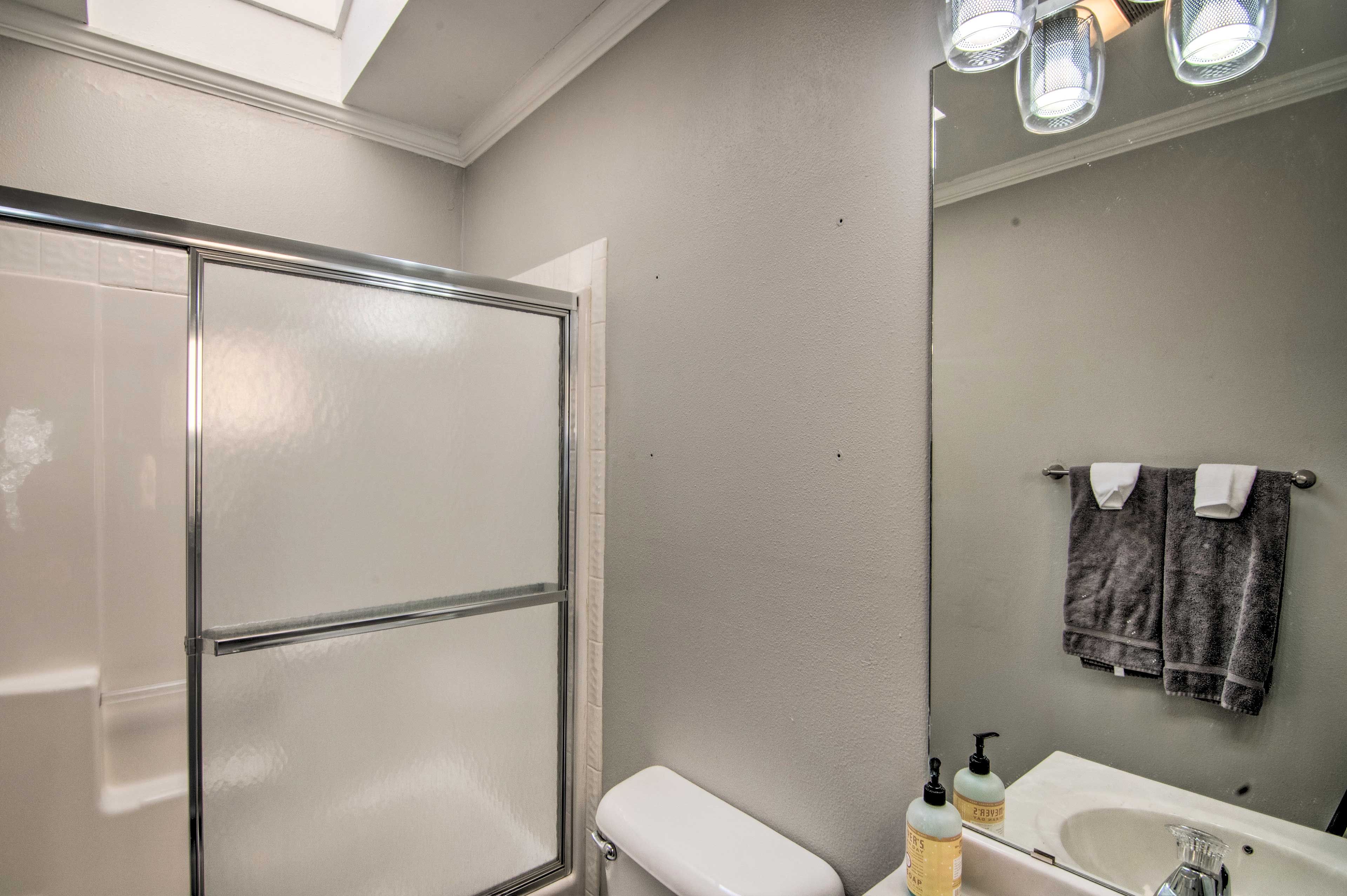 Full Bathroom | 1st Floor | Complimentary Toiletries