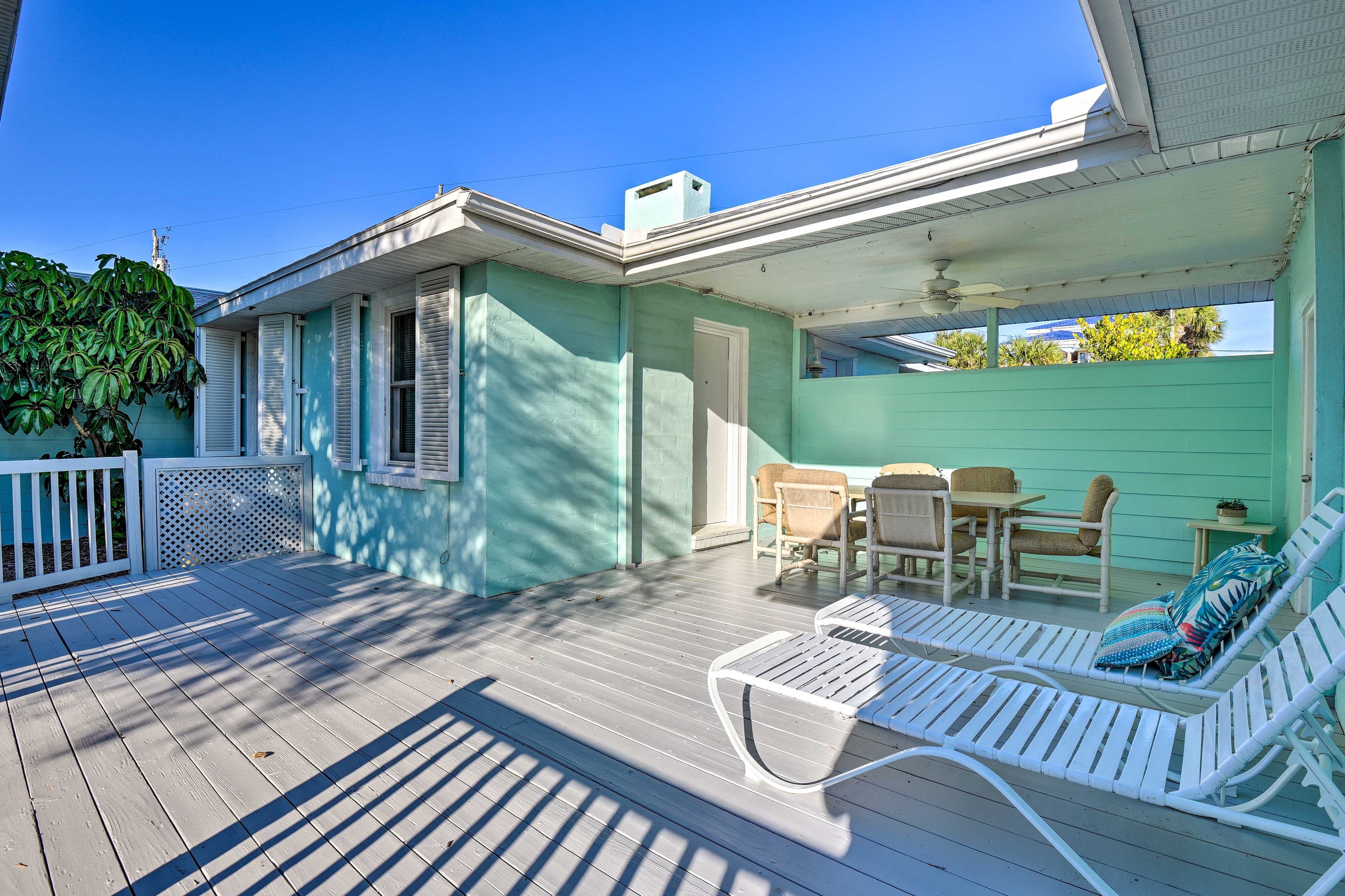 Deck | Lounge Chairs | Outdoor Dining