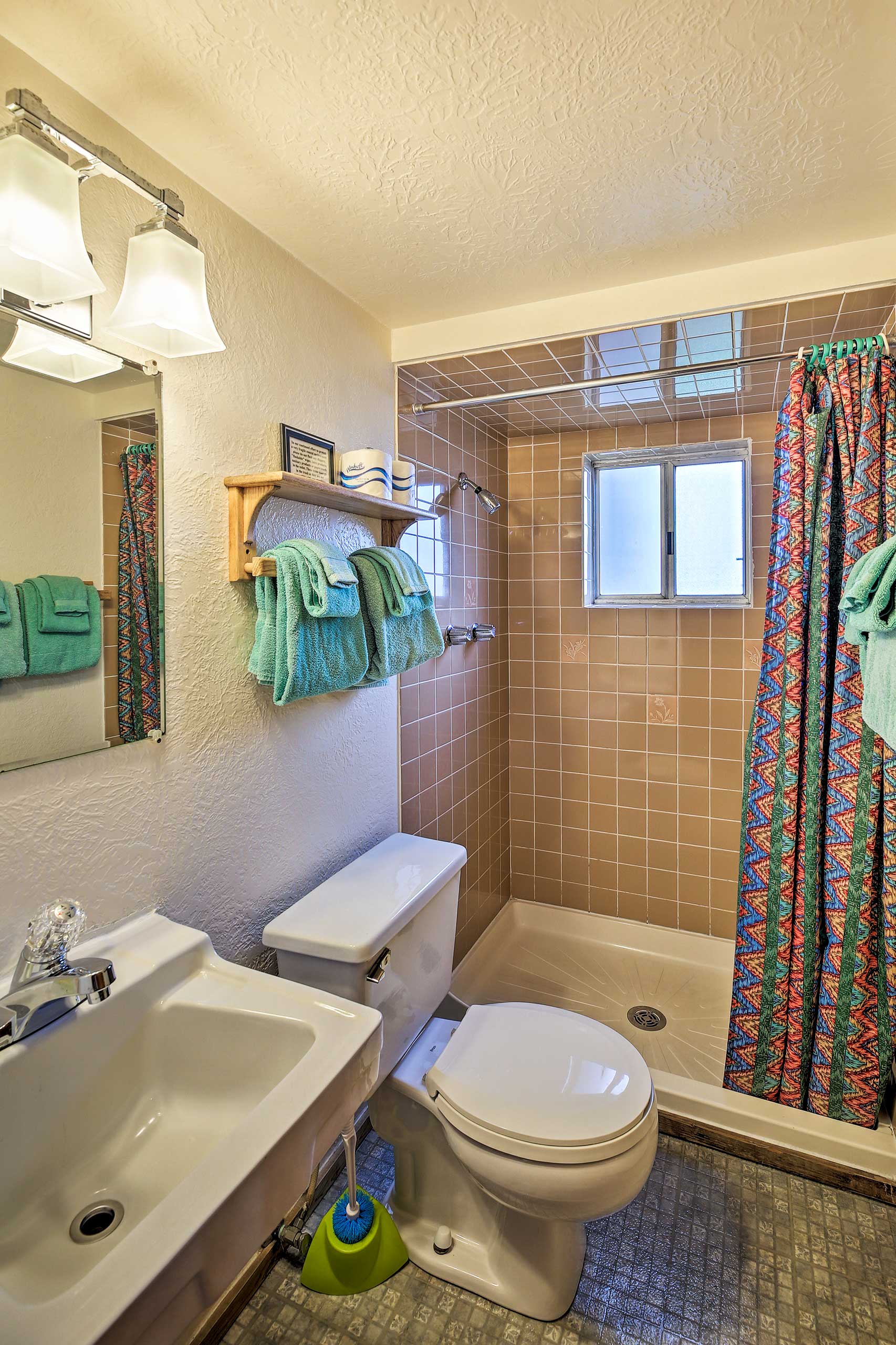 Full Bathroom | Linens & Towels | 2nd Floor