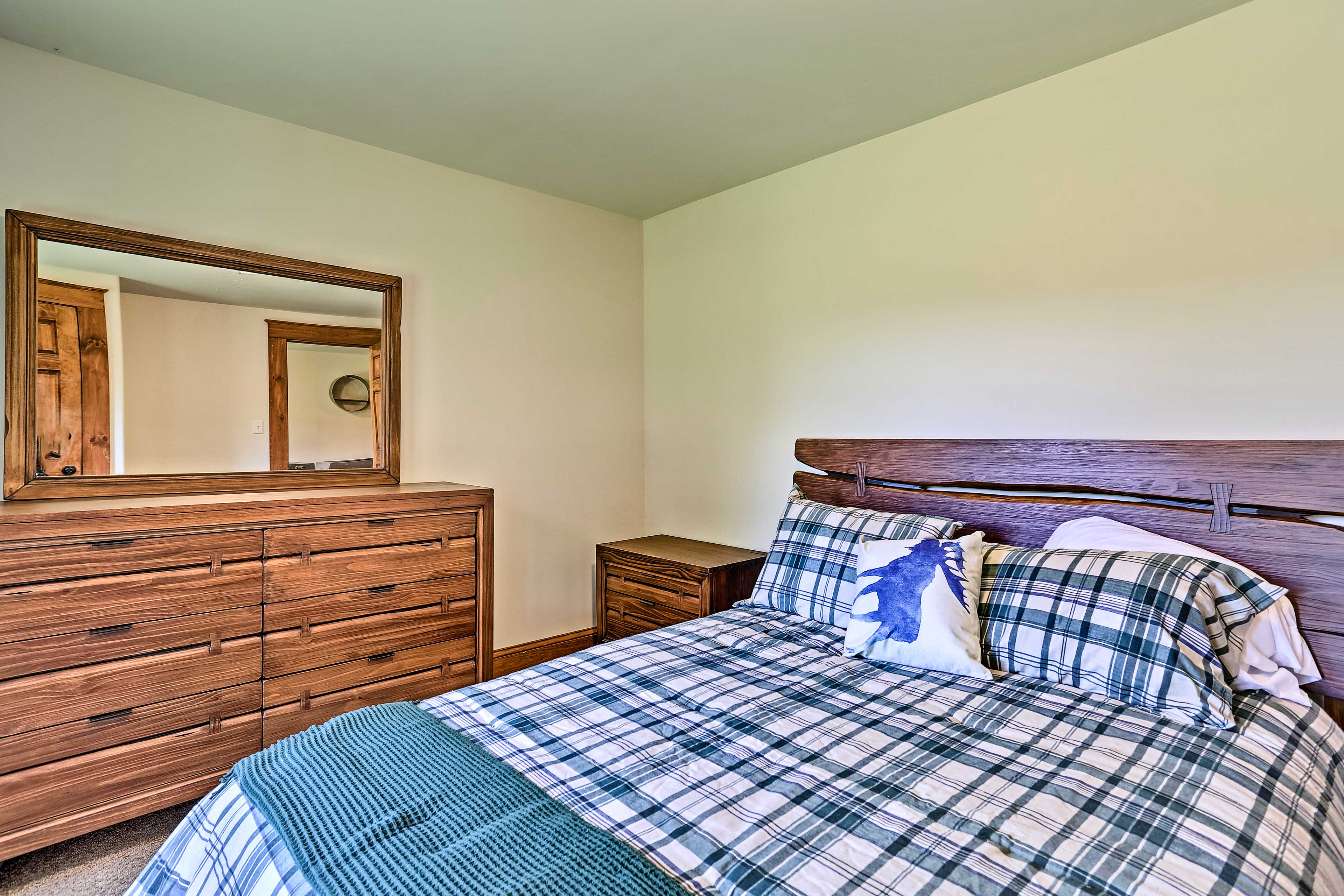 Bedroom 4 | Queen Bed | Basement | Steps Required