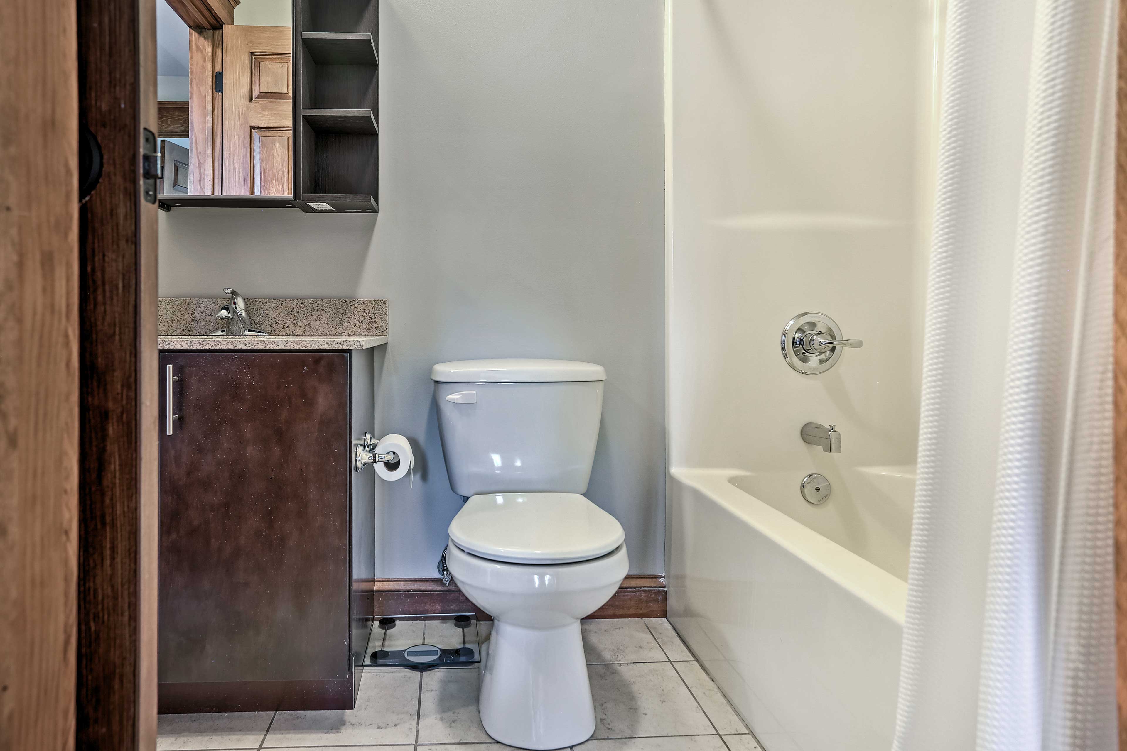 En-Suite Full Bathroom | Shower/Tub Combo | Basic Toiletries