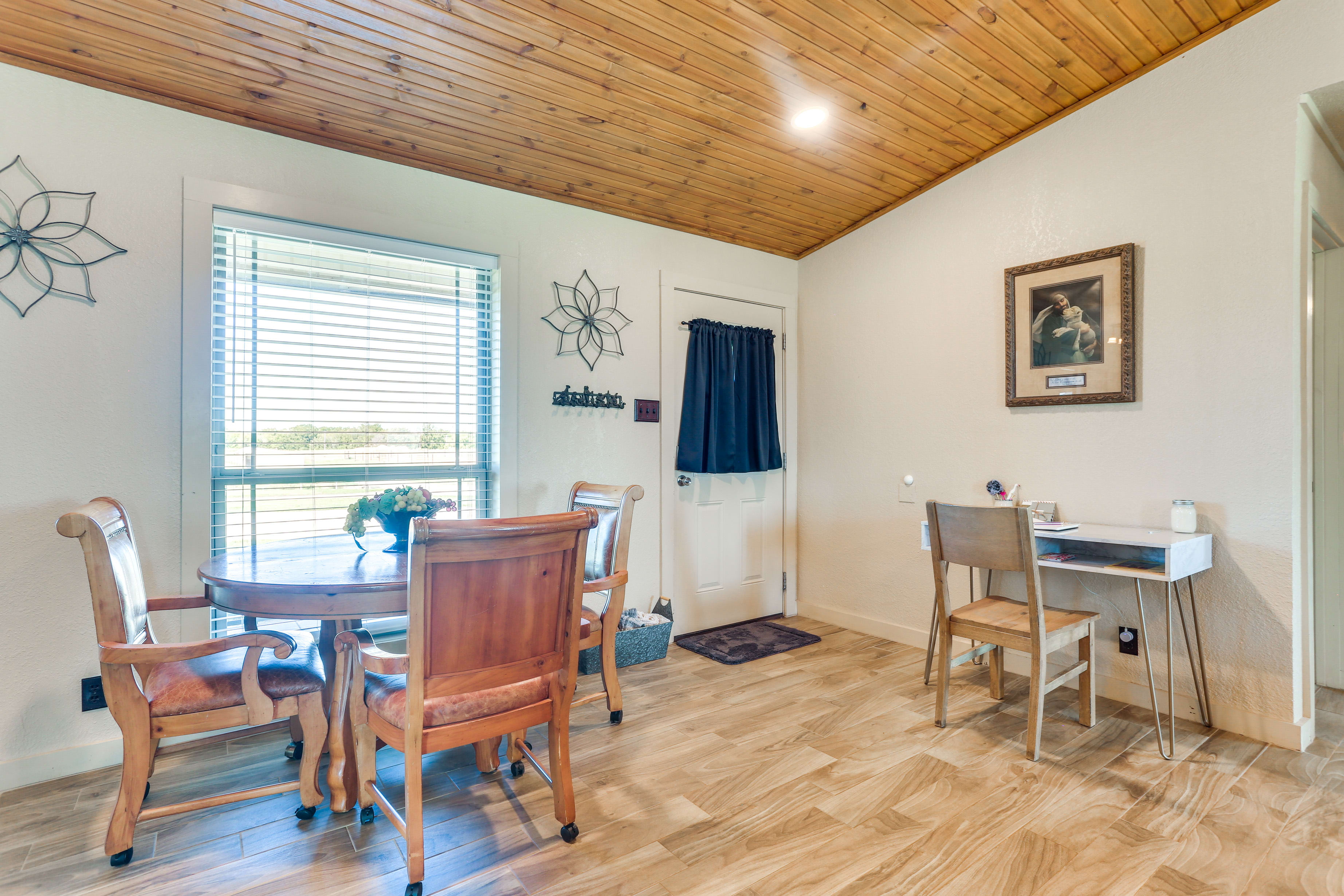 Dining Area | 4-Person Dining Table