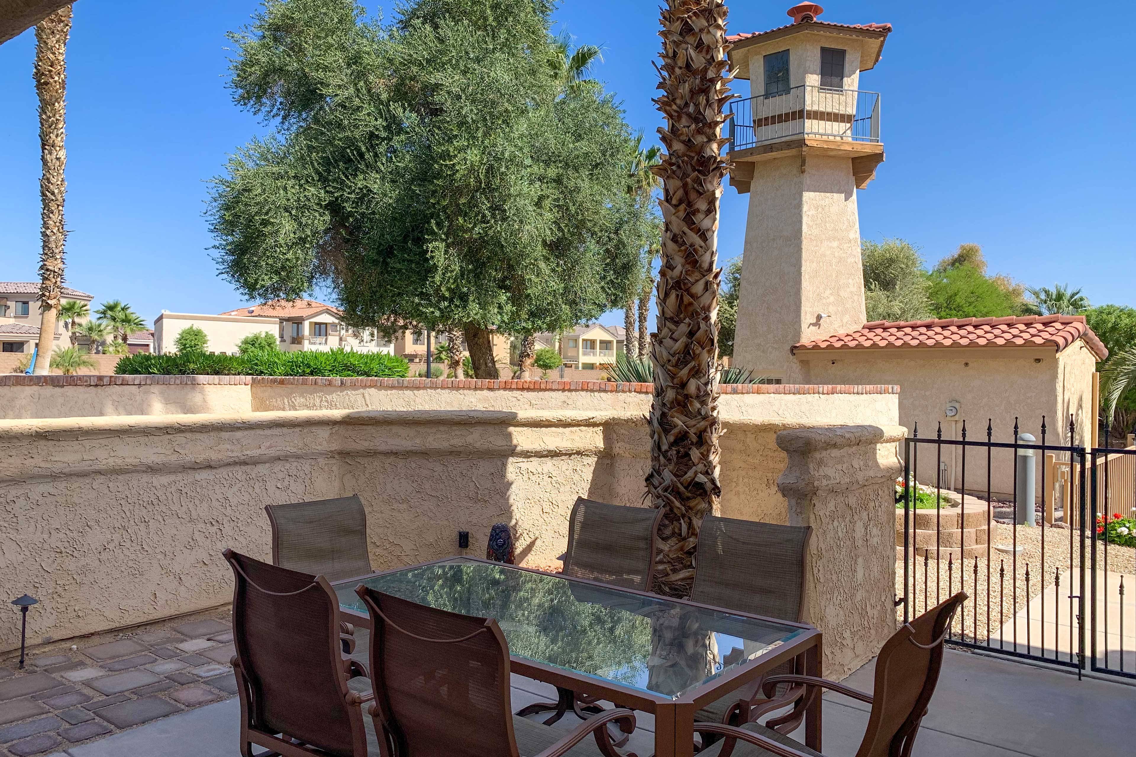 Private Patio | Outdoor Dining Table