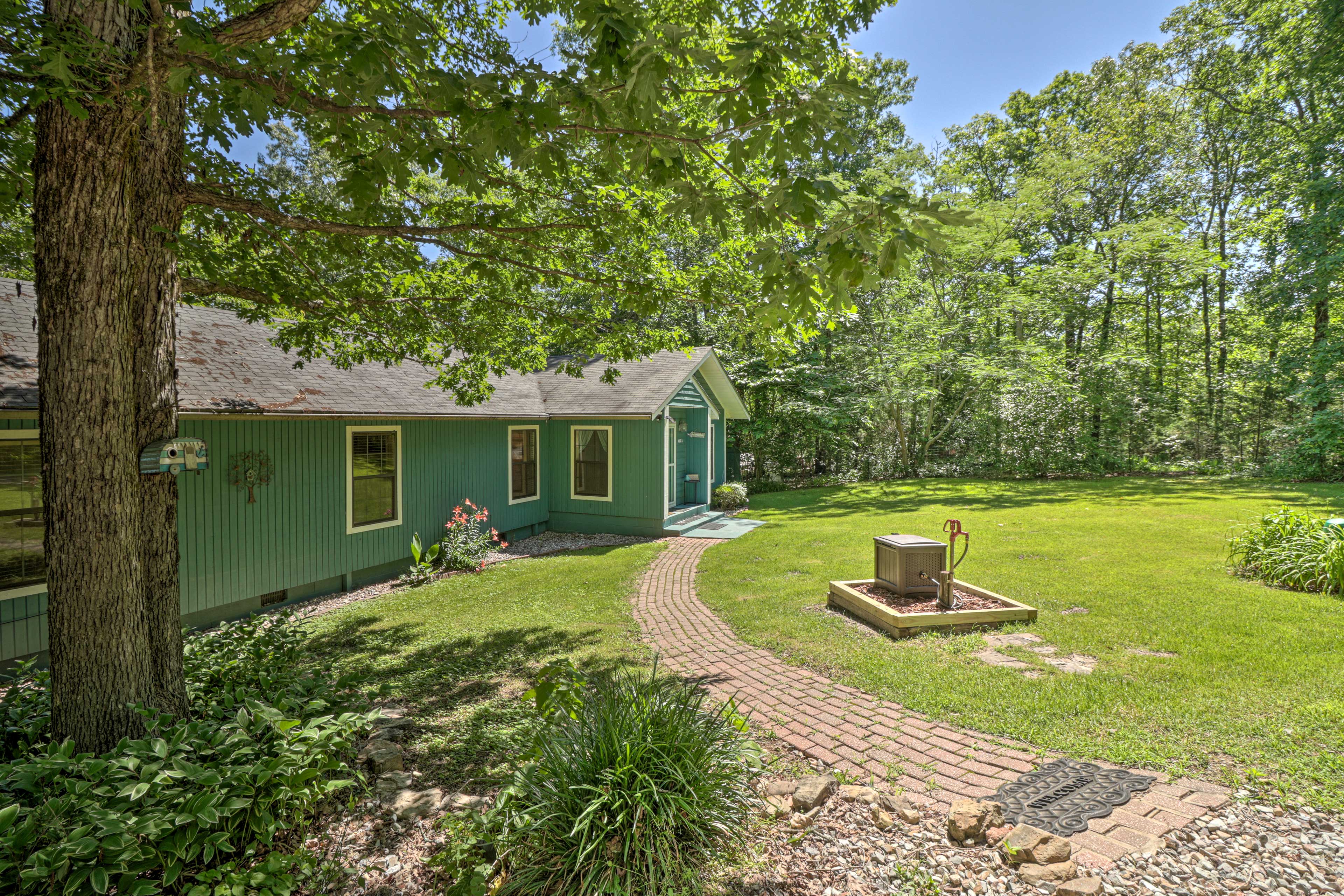 Yard | Fire Pit | Picnic Table