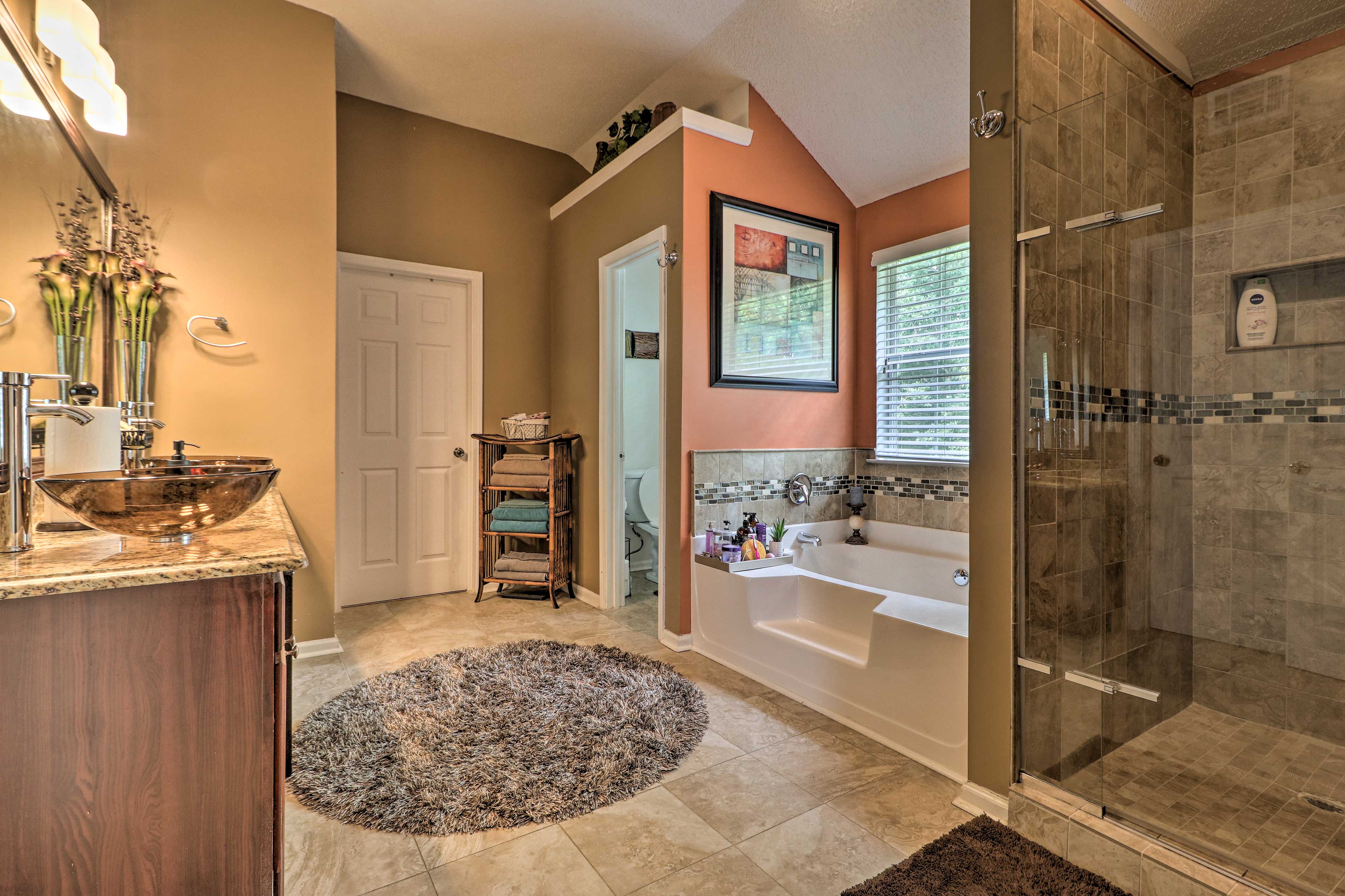 En-Suite Bathroom | Separate Tub & Shower