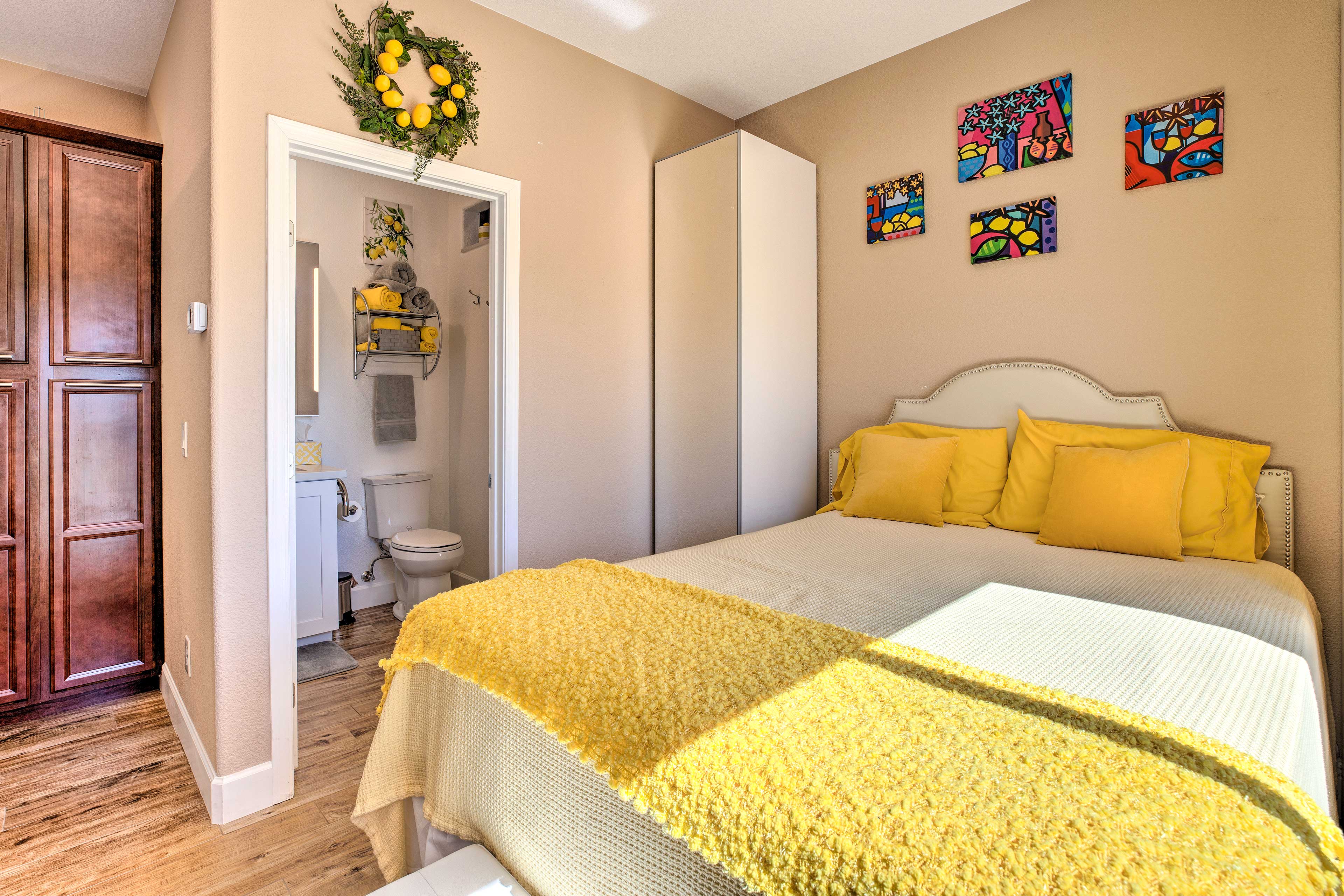 Studio | Queen Bed | Full Bathroom | Vibrant Interior