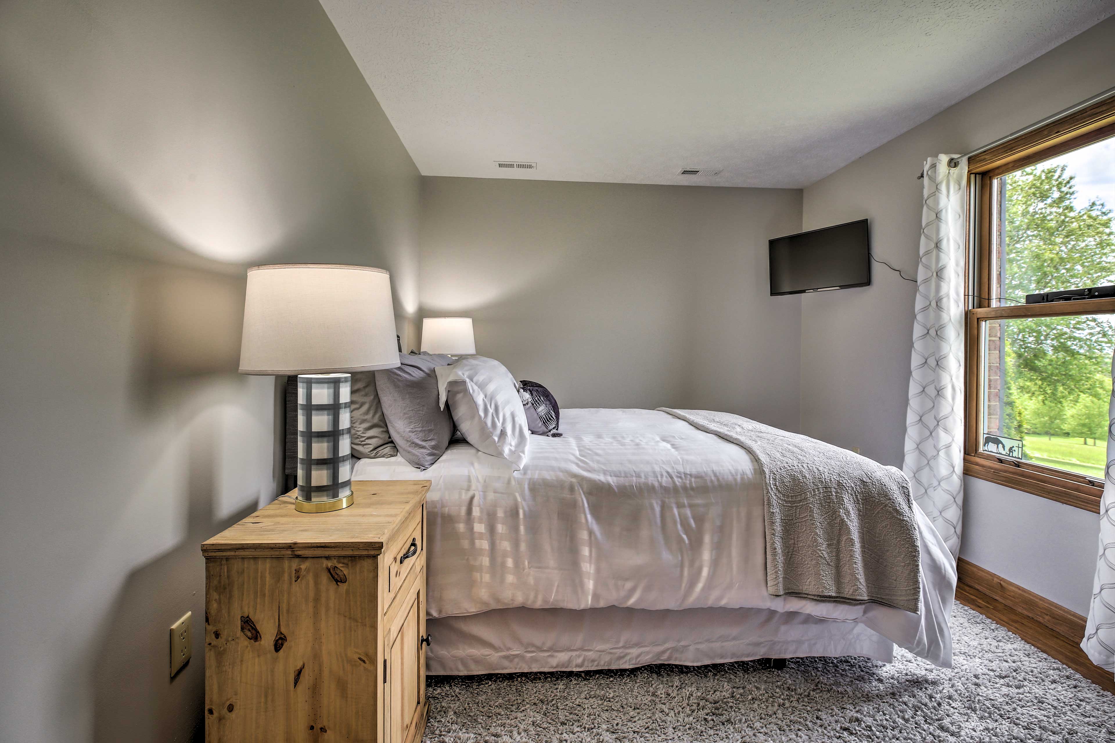 Take a cat nap on the second bedroom's queen-sized bed.