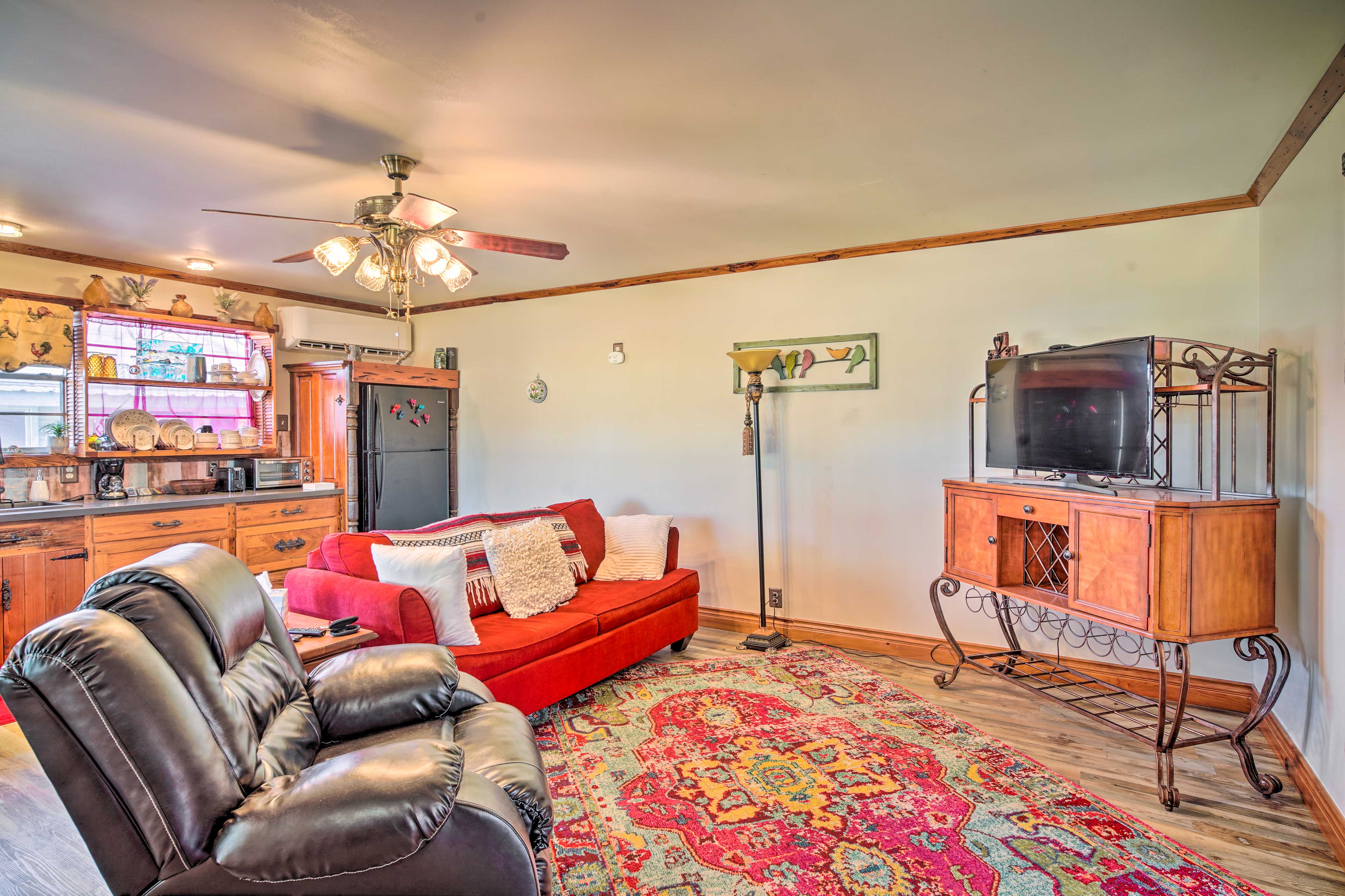 Living Room | Cable TV | Recliner Chair | Dining Table