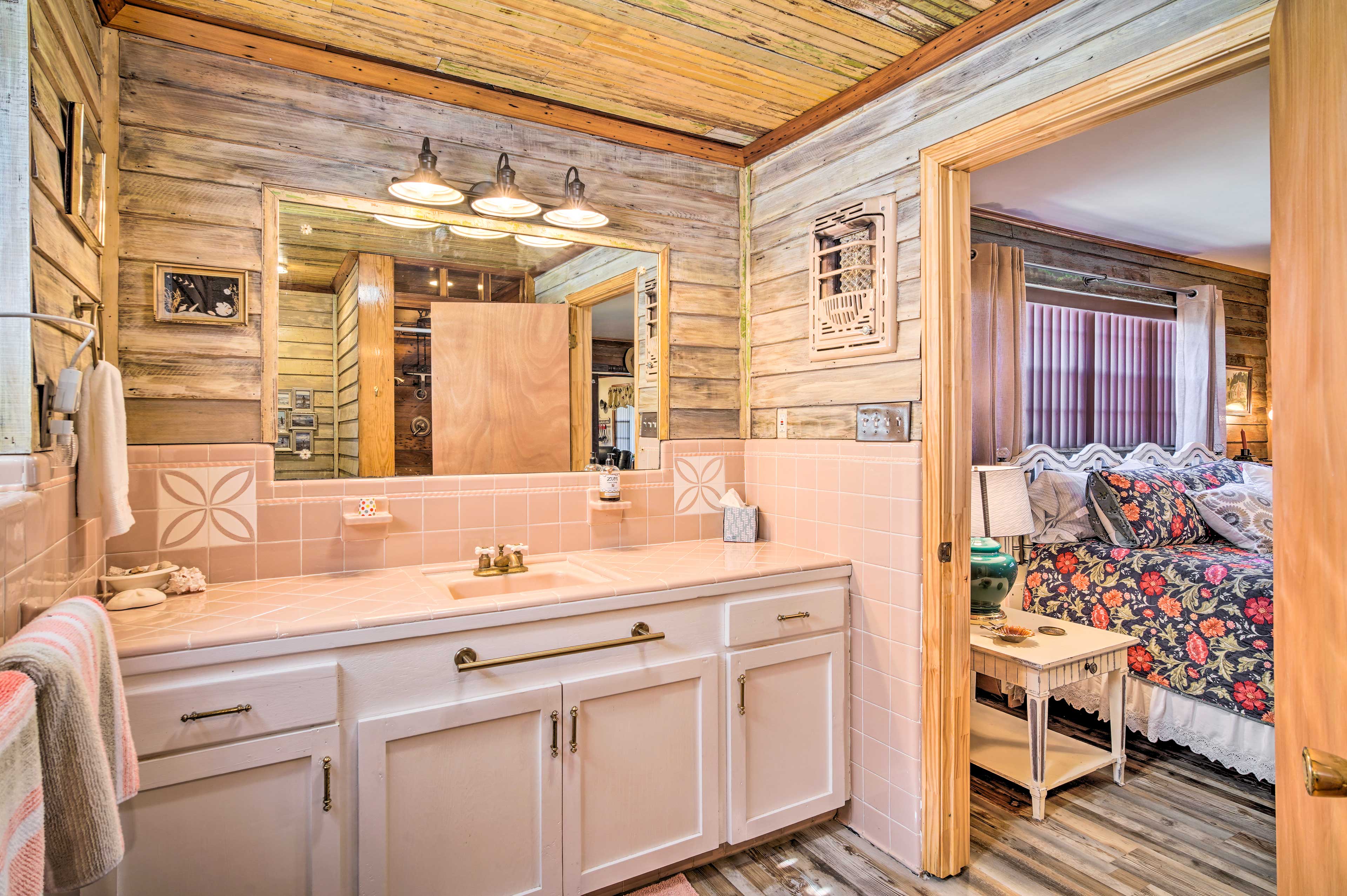 Full Bathroom | Towels Provided | Walk-In Shower