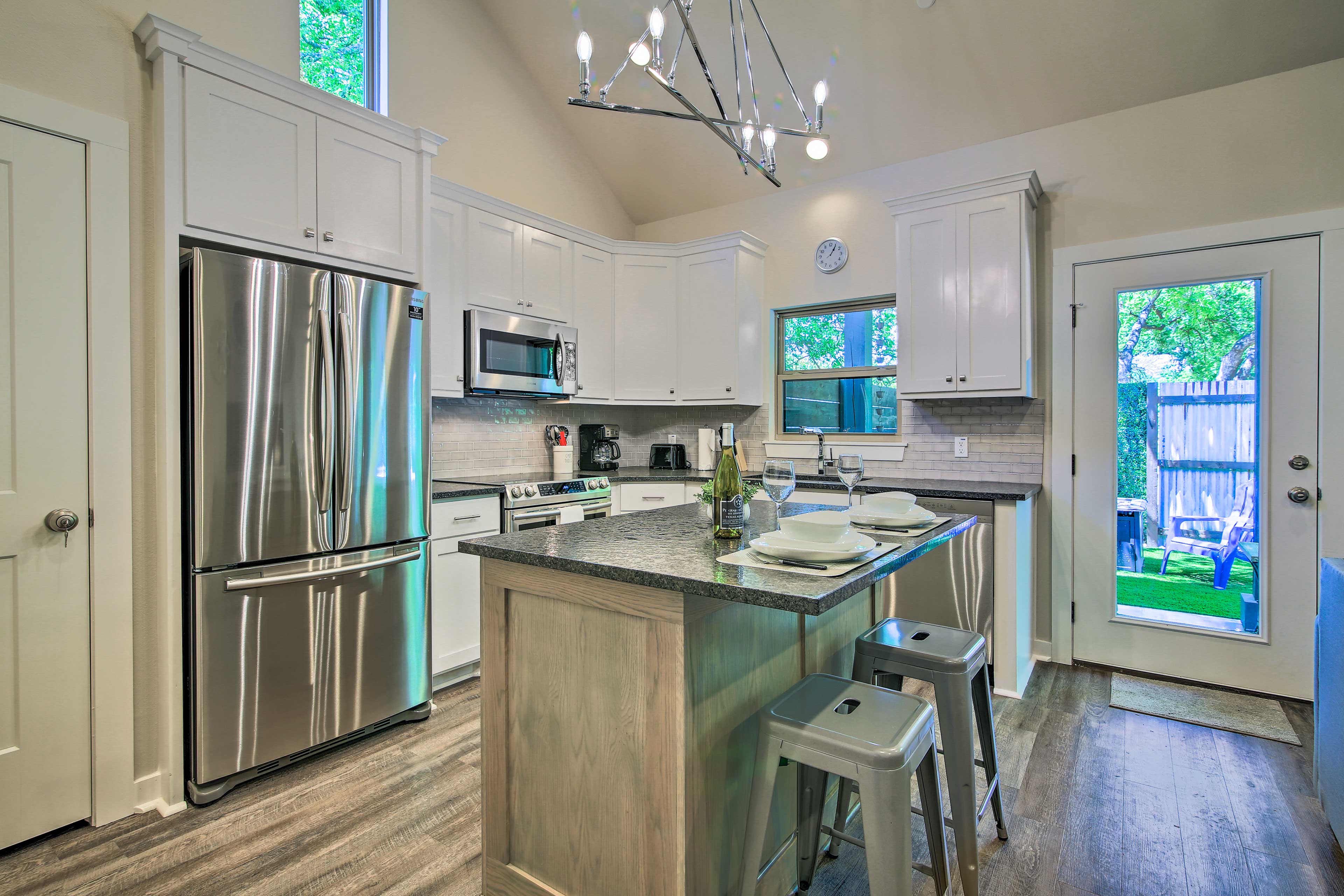 Enjoy your meals at the 2-person breakfast bar.