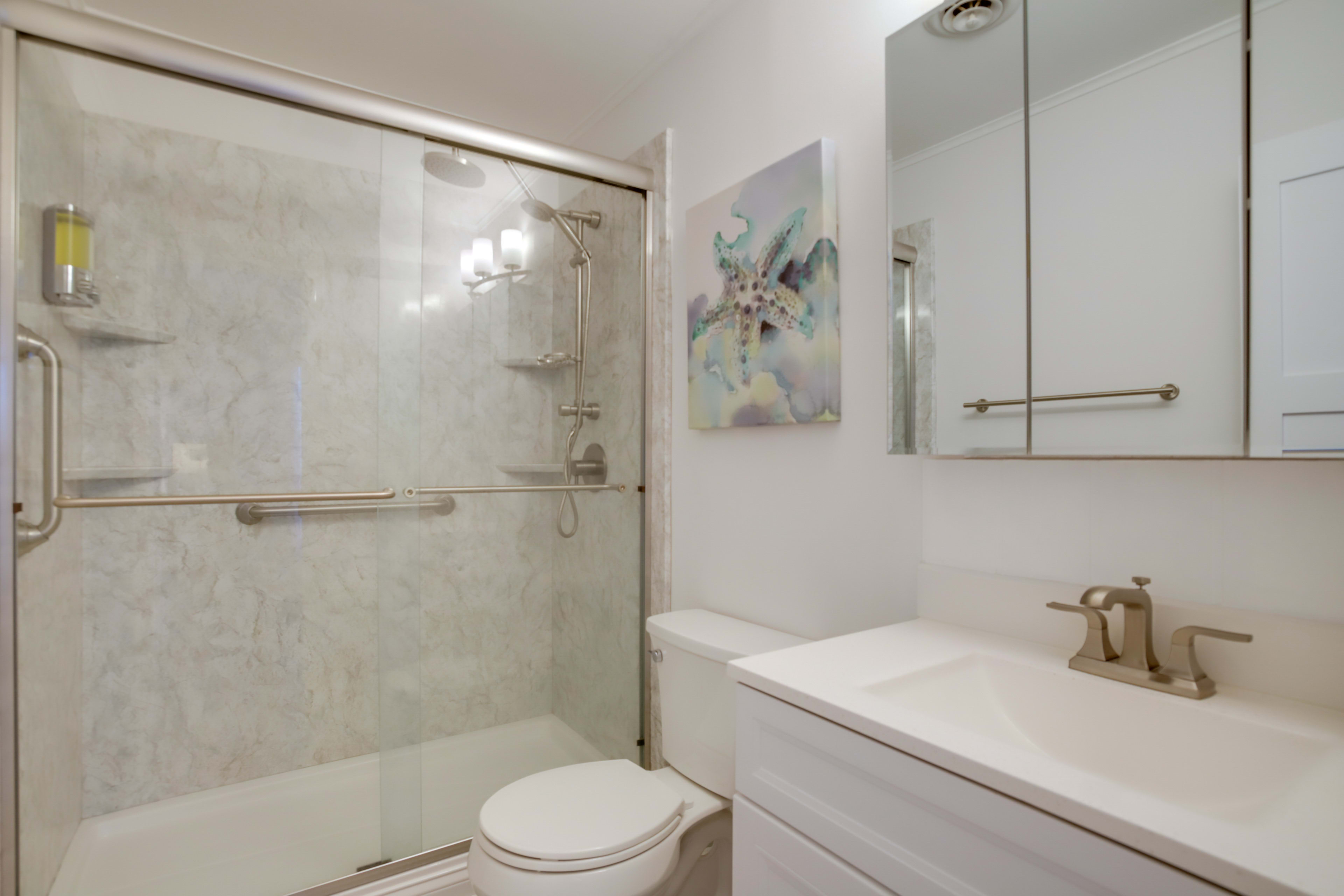 Full Bathroom | Towels Provided | Complimentary Toiletries