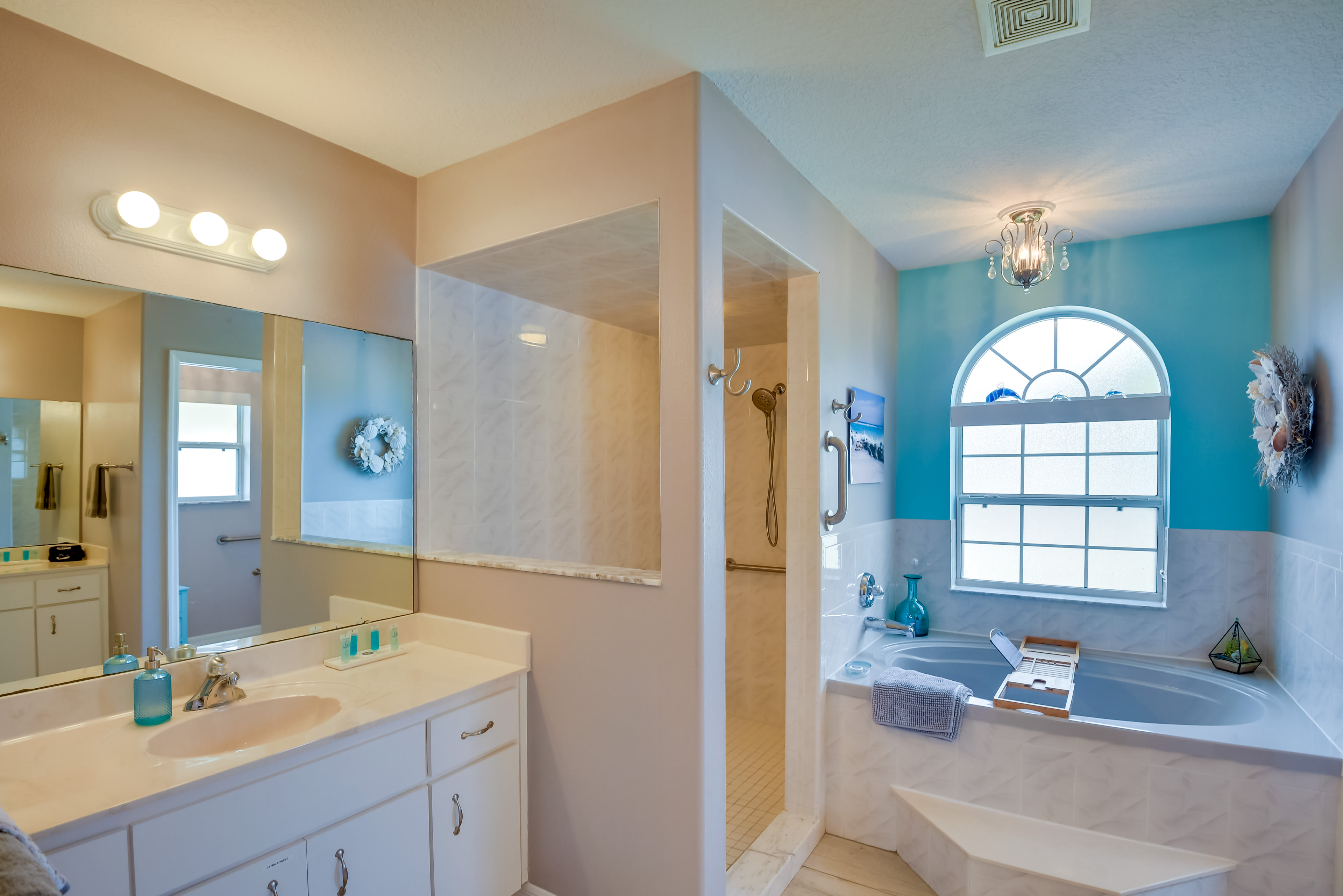 En-Suite Bathroom | Walk-In Shower | Soaking Tub