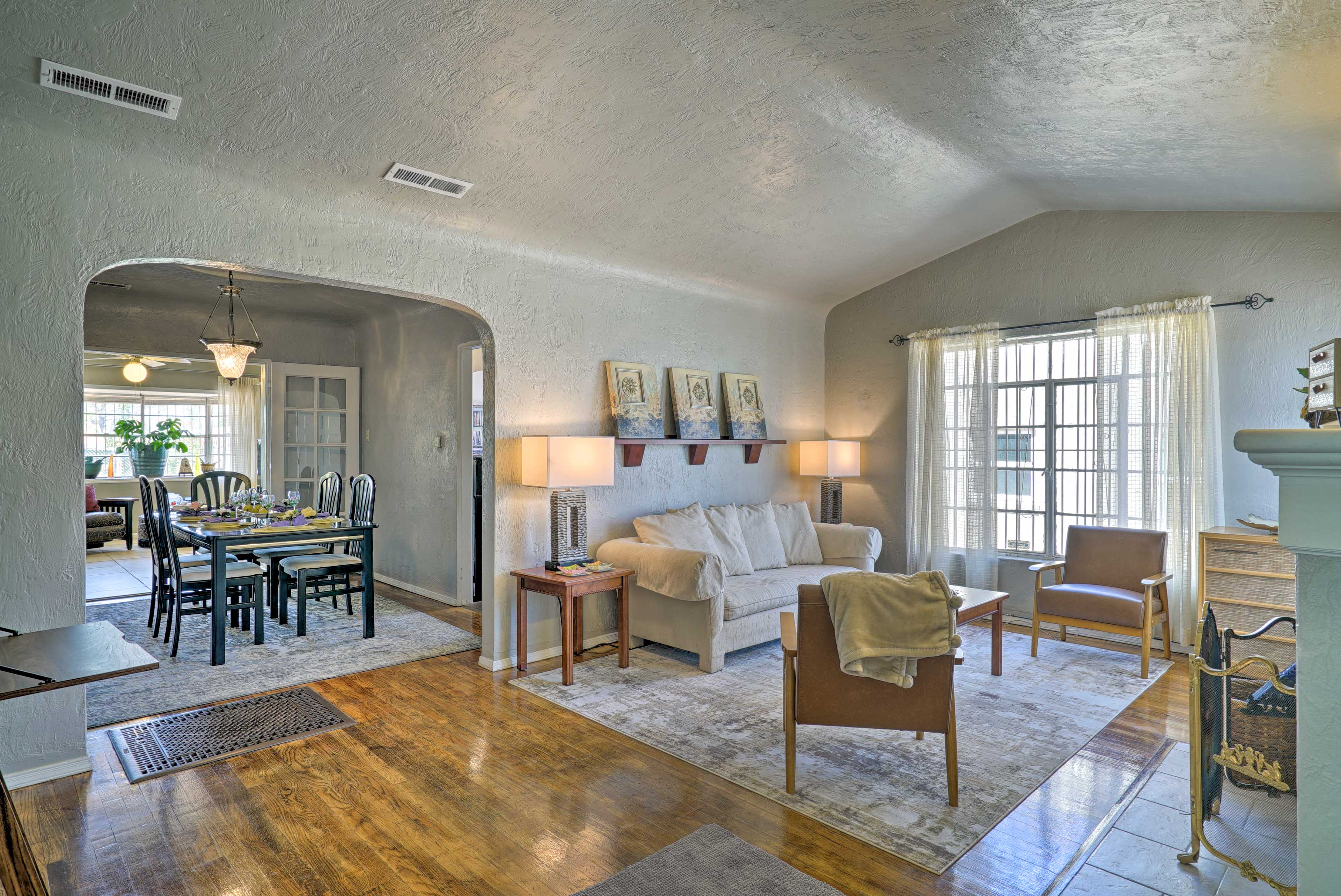 Living Room | Air Conditioning | Hardwood Floors