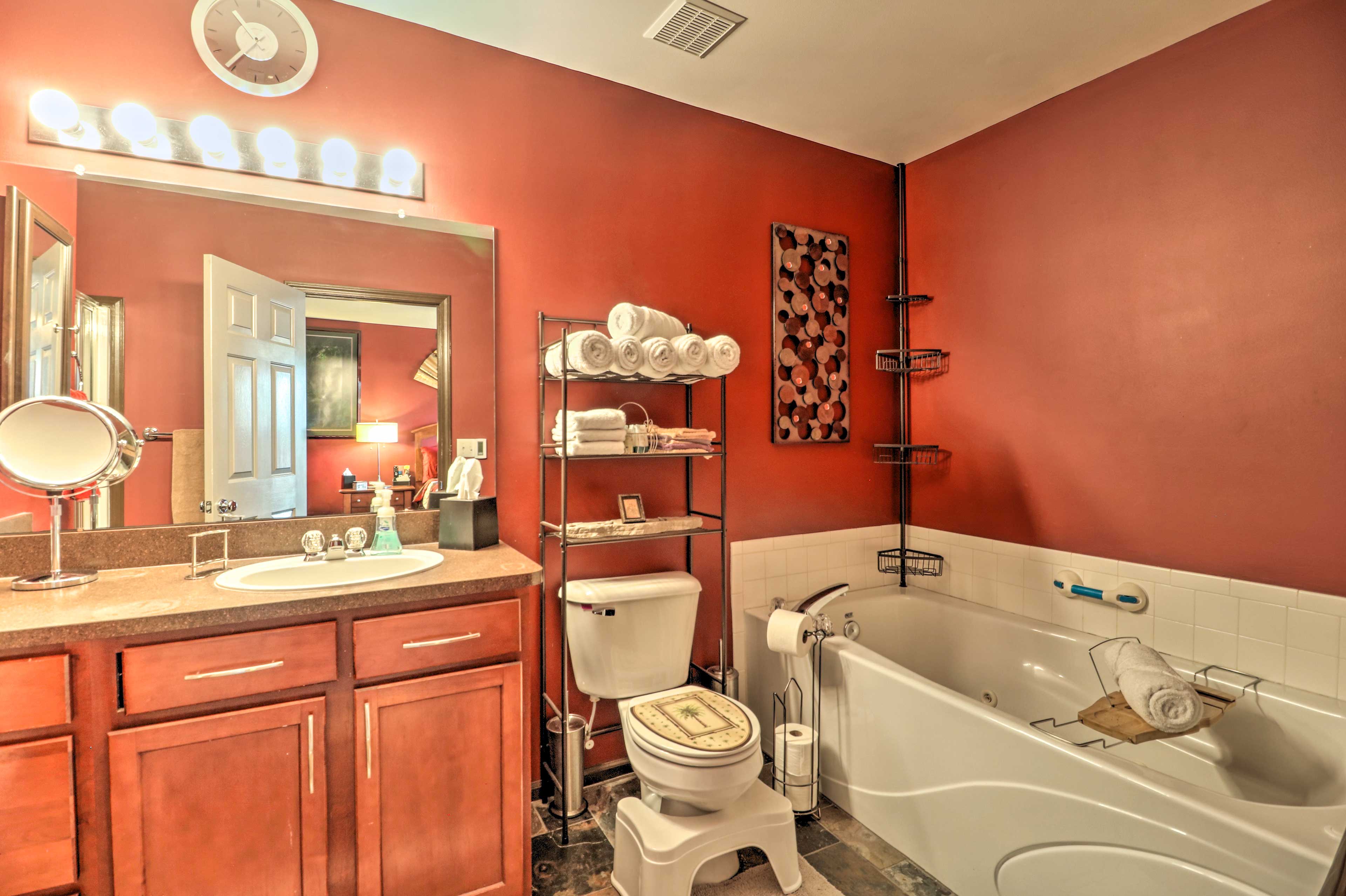 Full Bathroom | Complimentary Toiletries | Hair Dryer