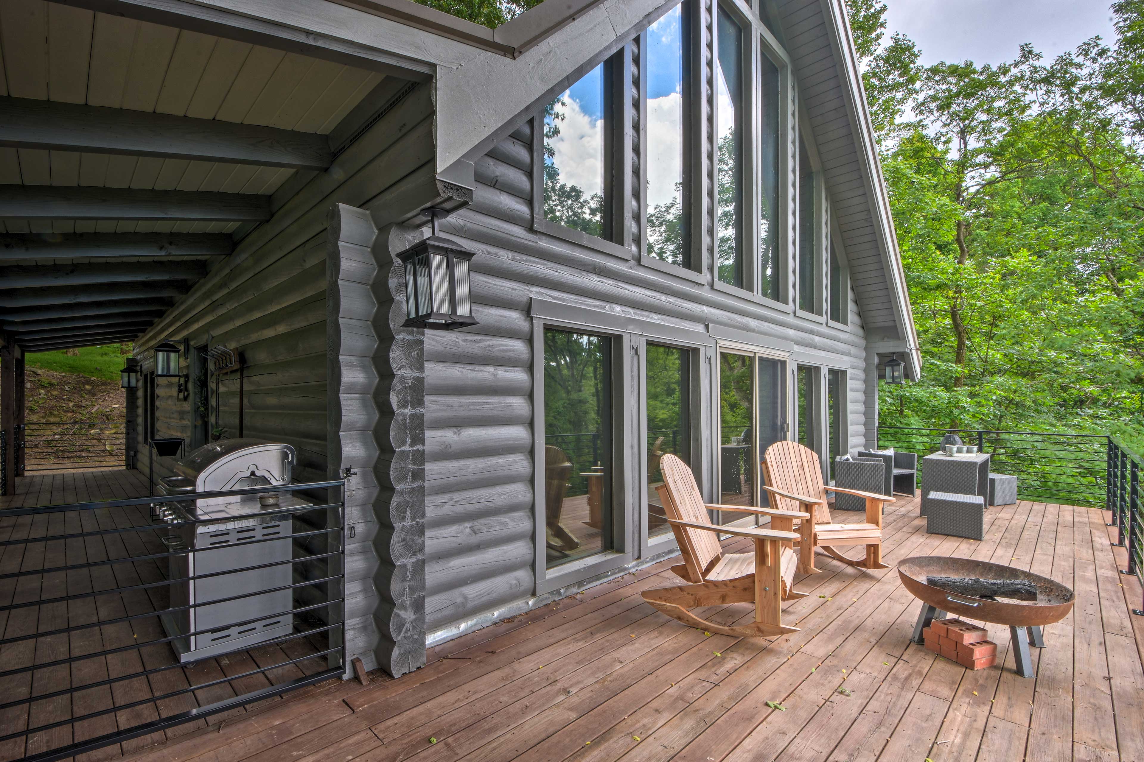 Luxe Jasper Cabin w/ Deck + Blue Ridge Mtn Views!