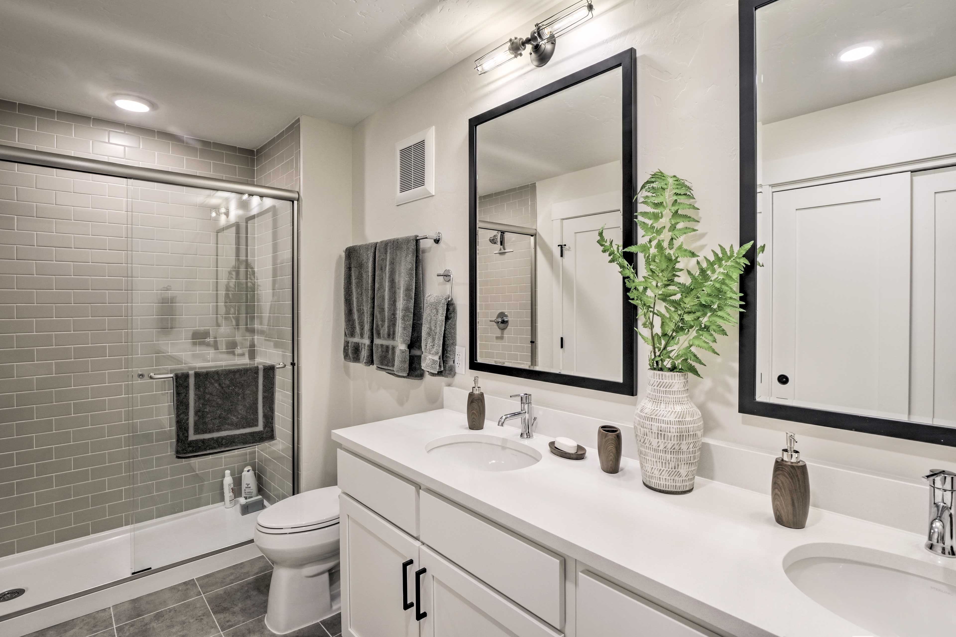 En-Suite Bathroom | Towels Provided