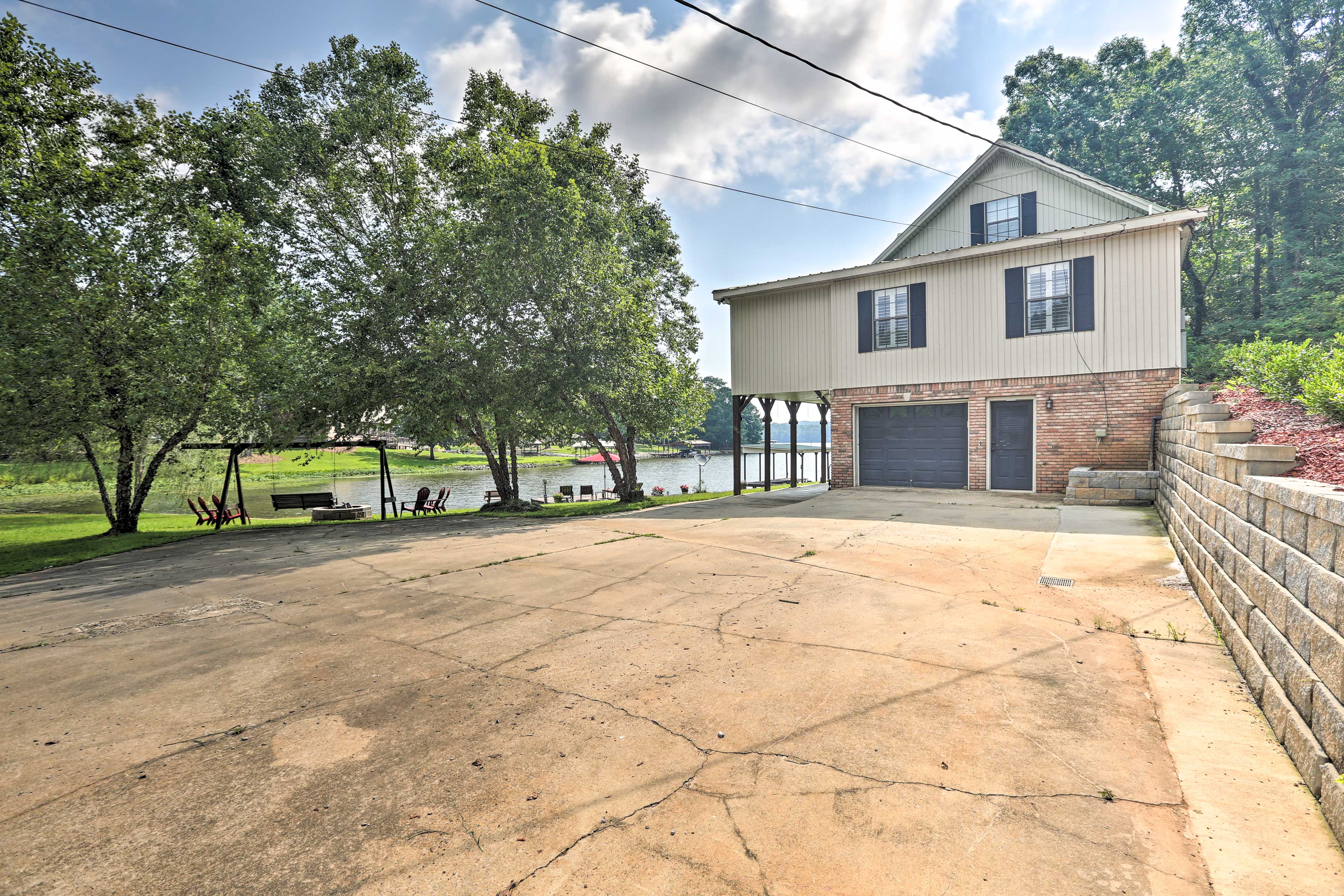 Parking | Driveway (6 vehicles)