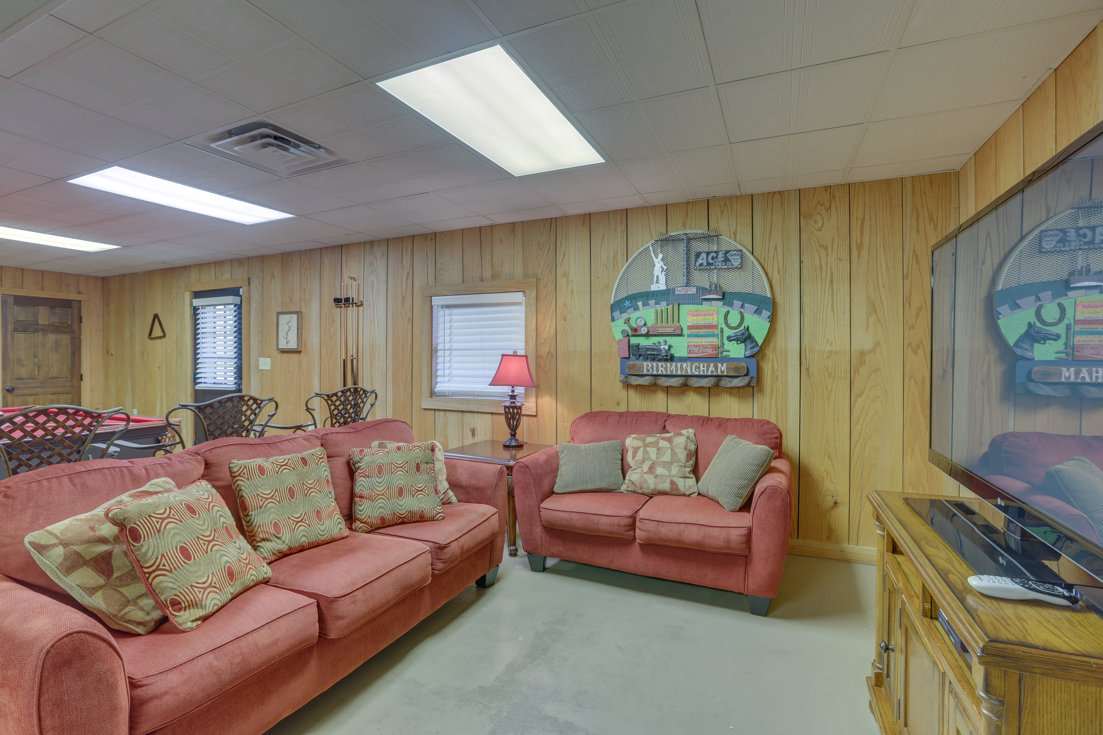 Basement | 2 Twin Beds | Pool Table