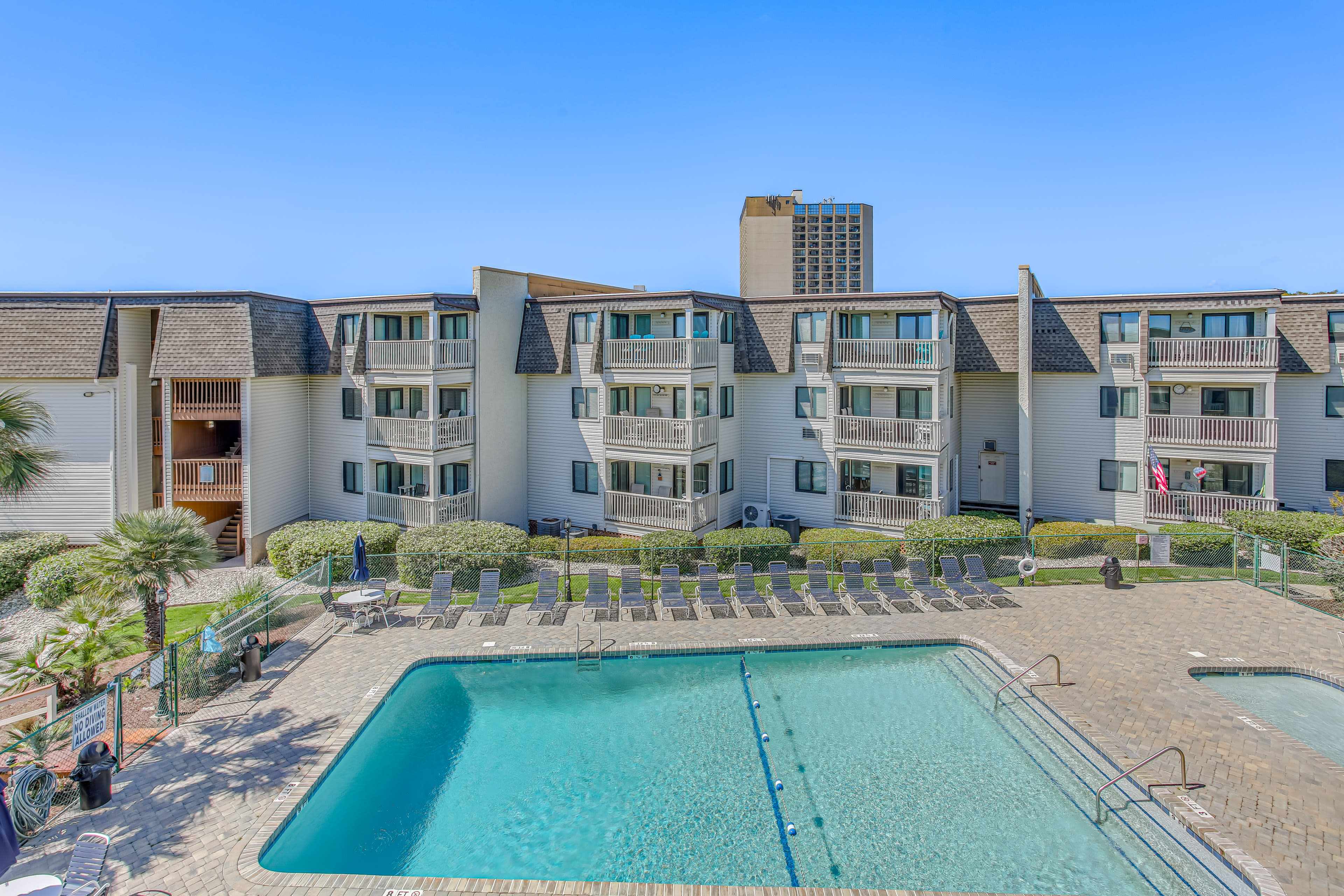 Community Amenities | Outdoor Pool