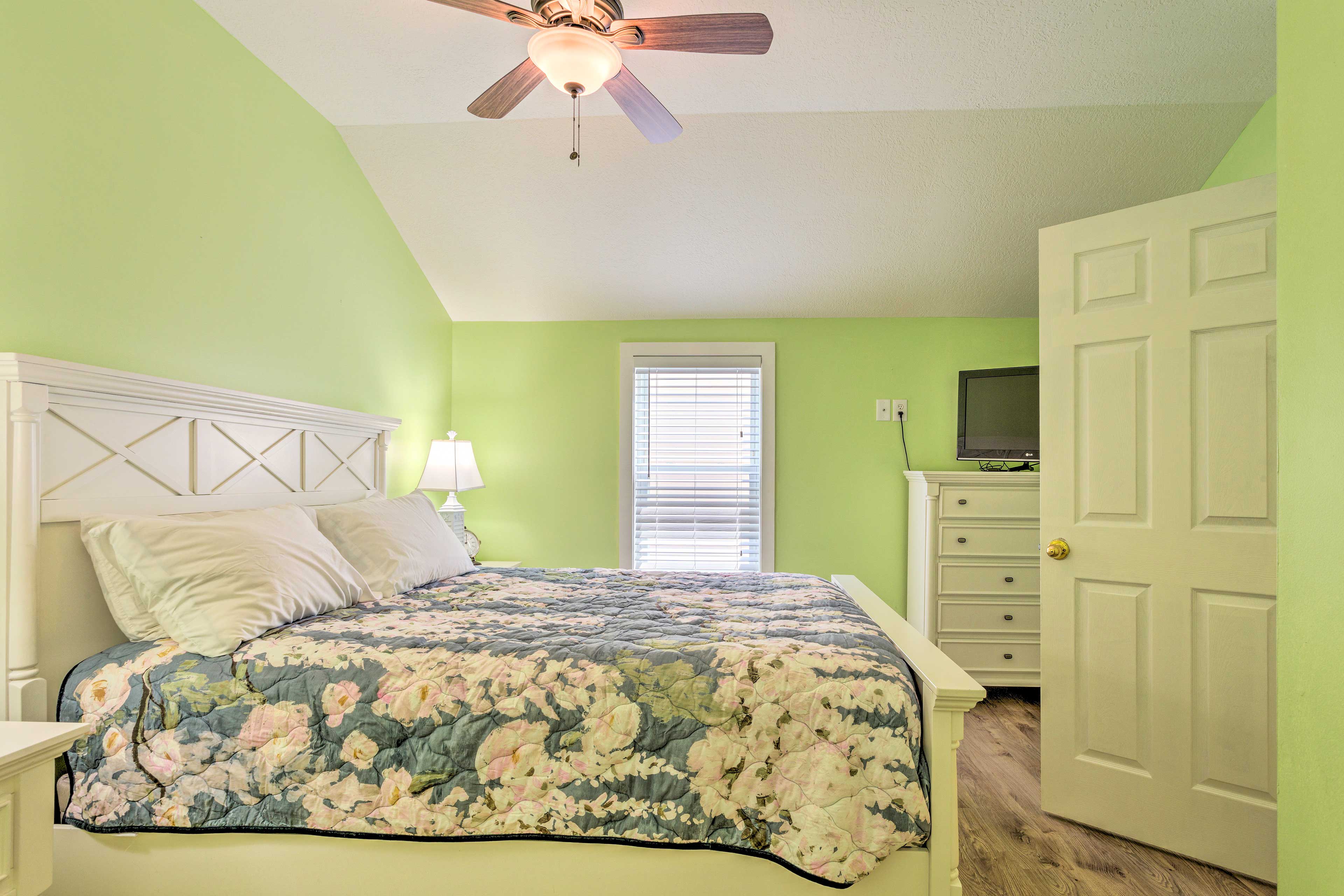 Bedroom 3 | Queen Bed