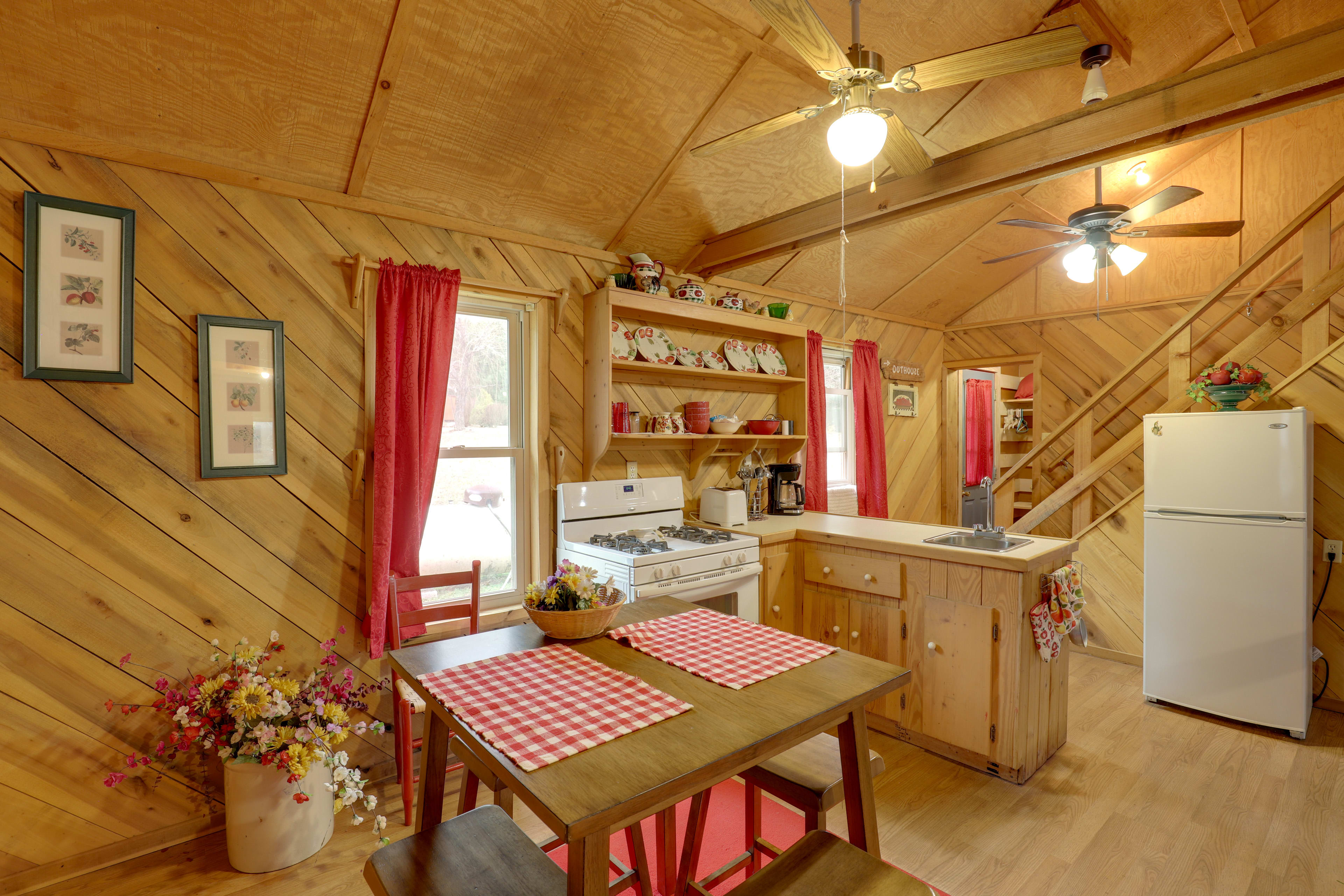 Dining Area | Dishware/Flatware Provided | 1st Floor