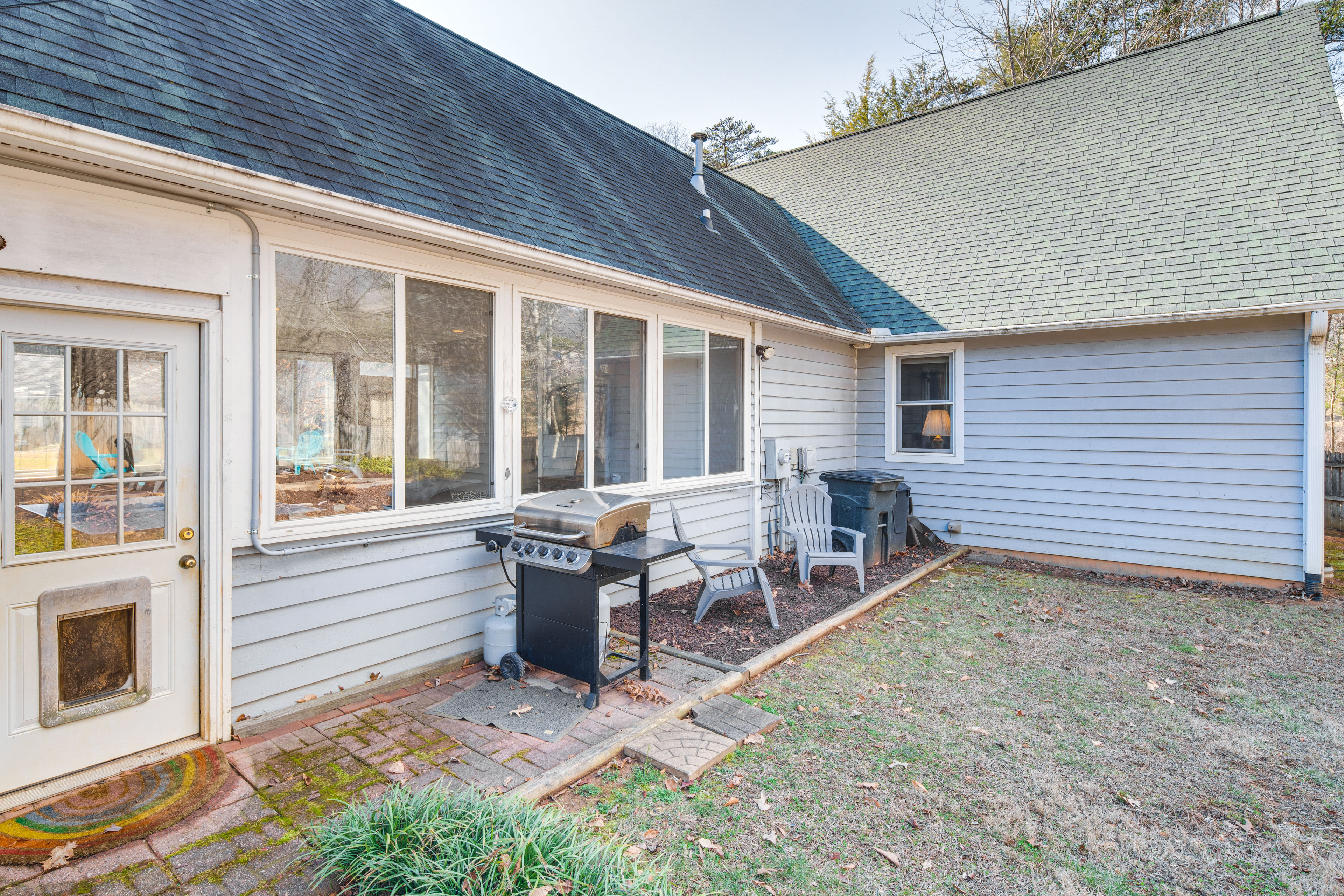 Yard Space | Fire Pit | Gas Grill