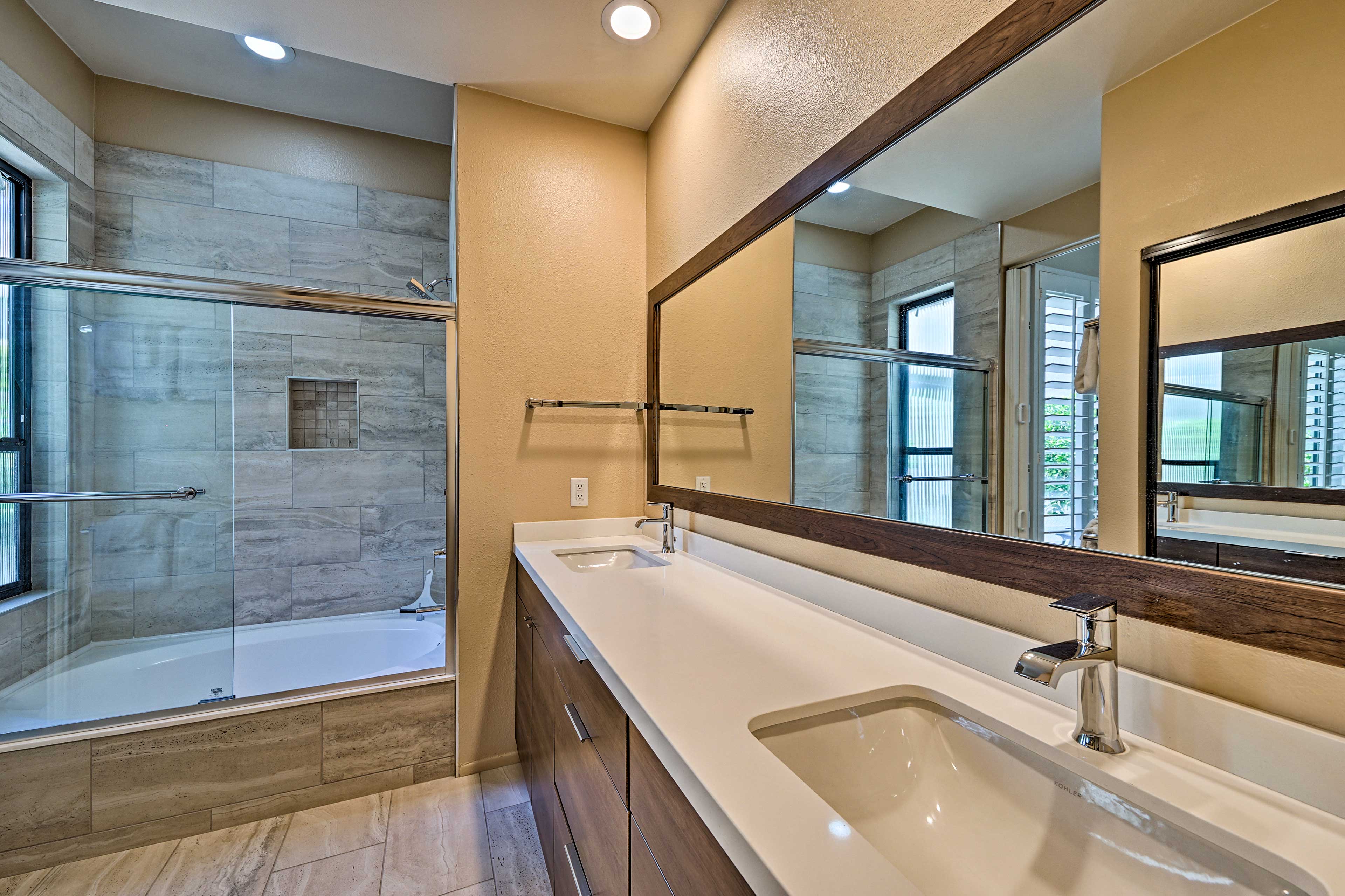 En-Suite Bathroom | Shower/Tub Combo