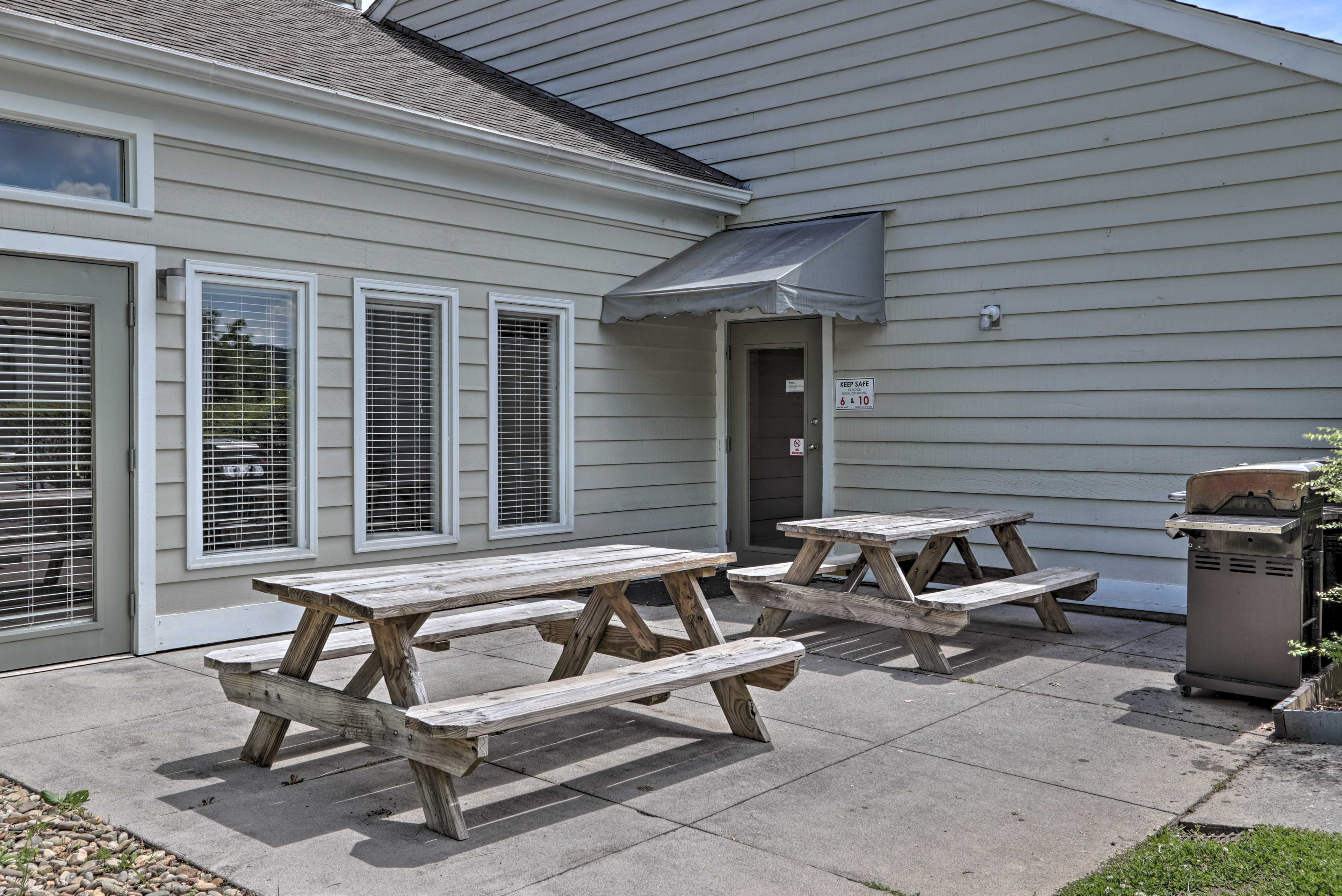 Community Amenities | Gas Grill | Outdoor Dining