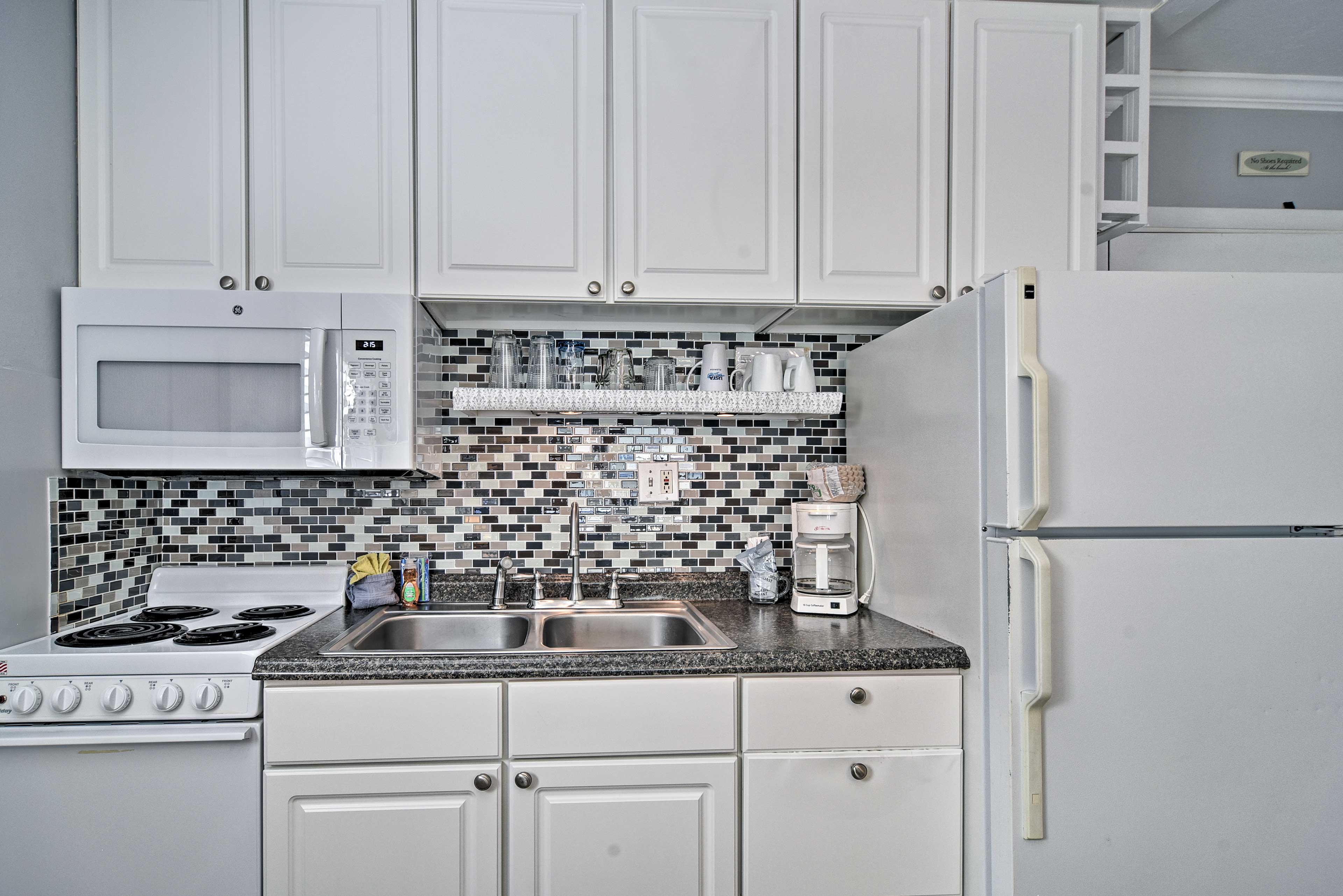 Fully Equipped Kitchen | Trash Bags/Paper Towels Provided