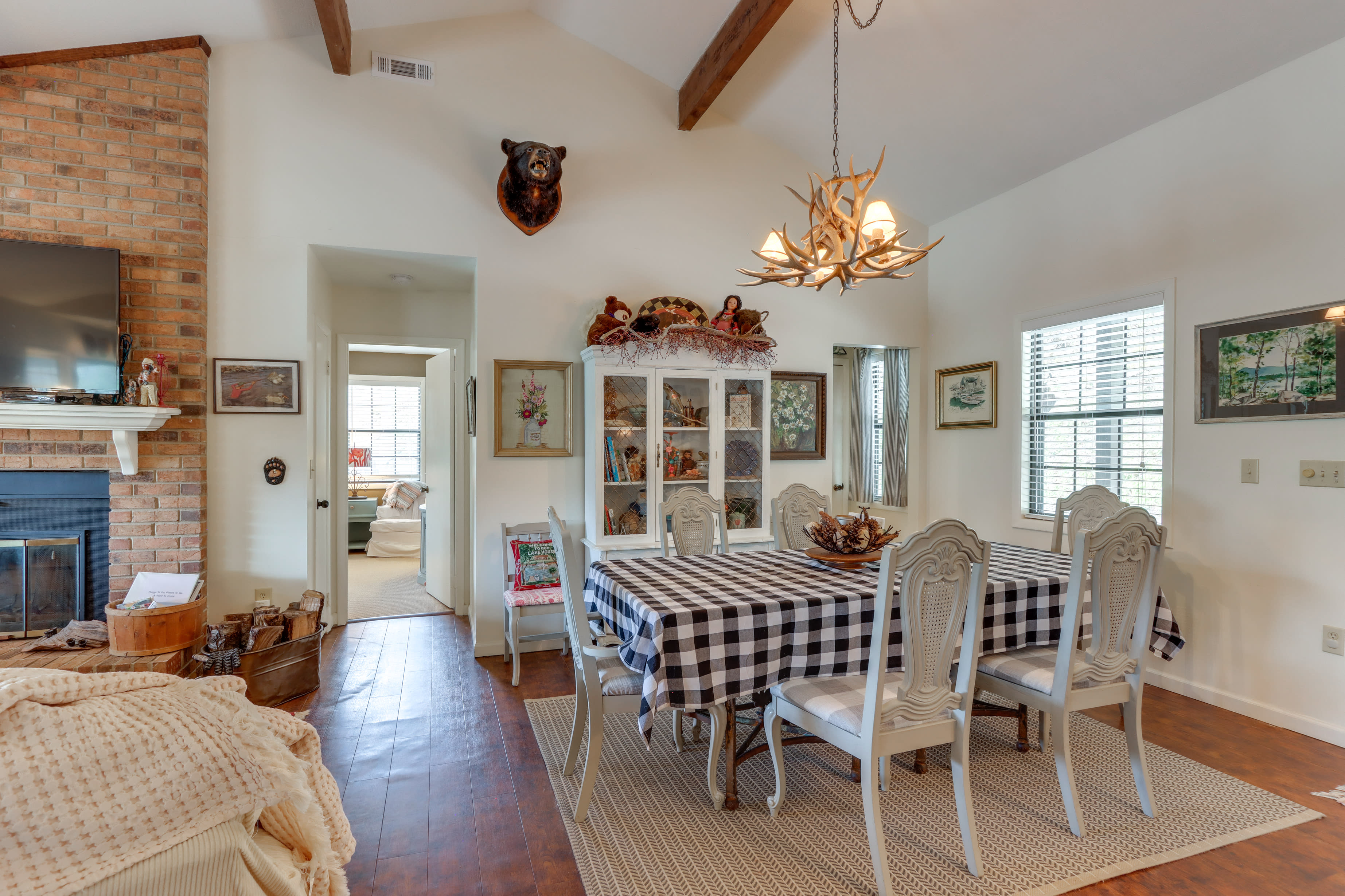 Dining Table | Dishware Provided