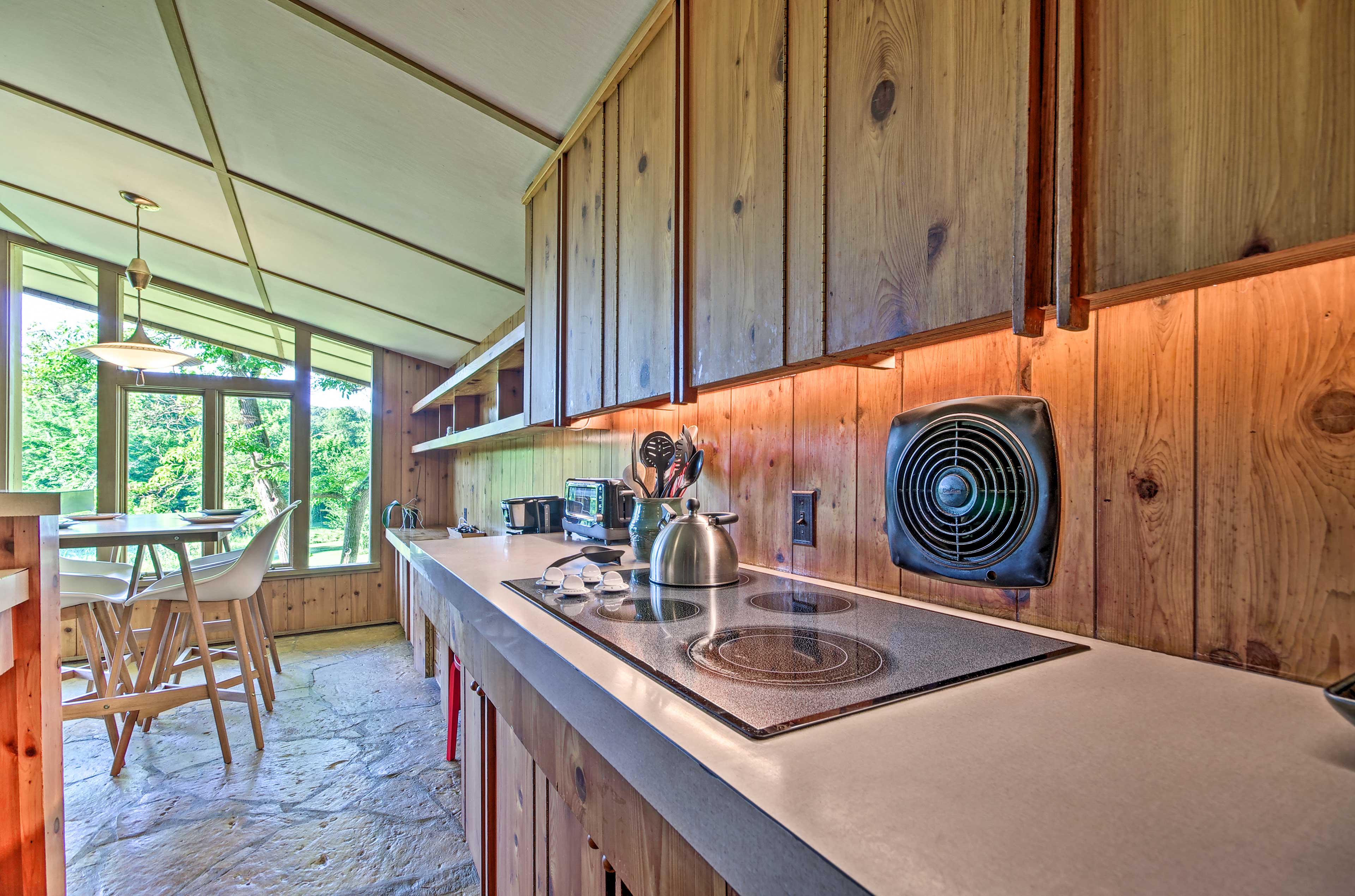 The kitchen boasts a ceramic cooktop.