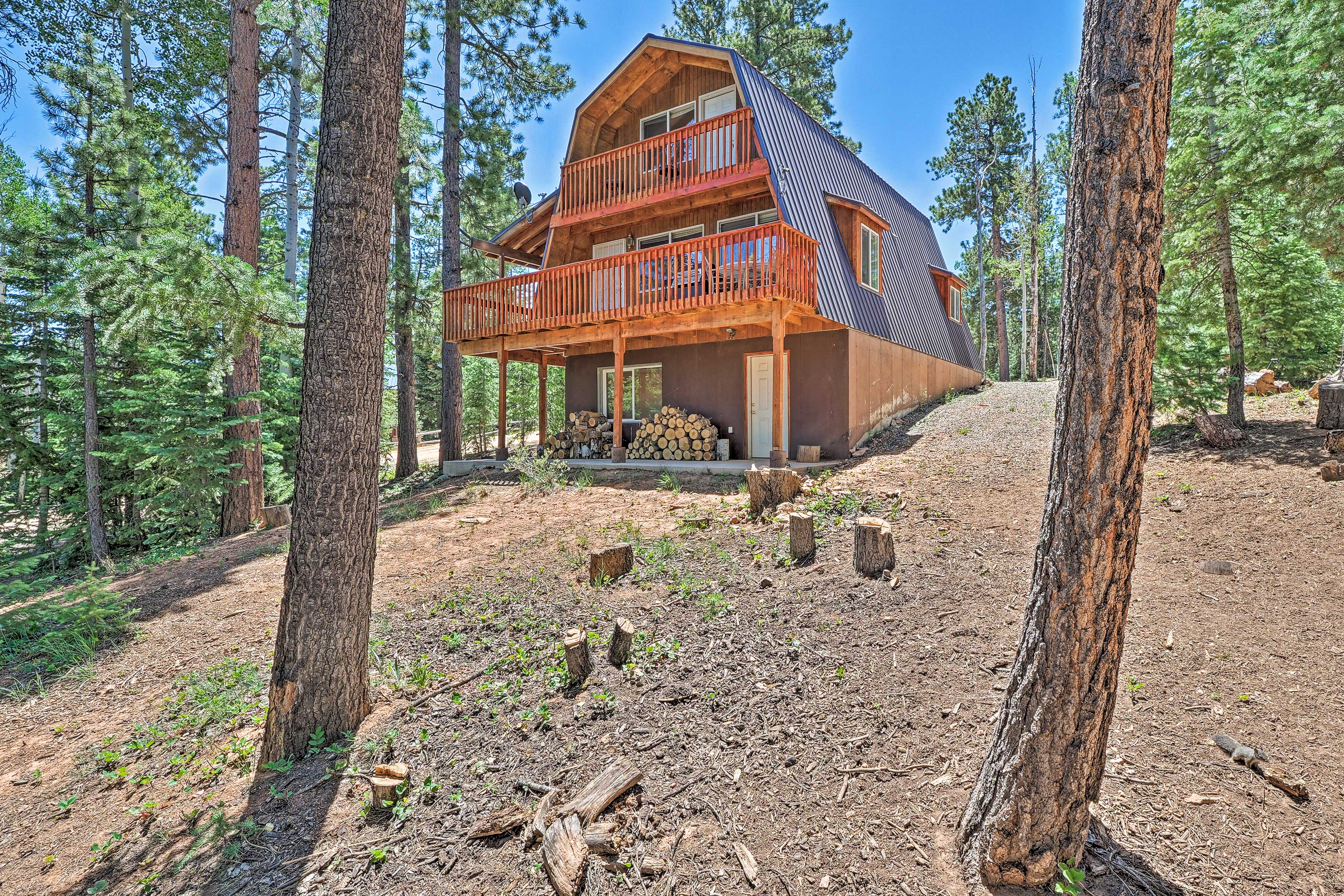 Escape and relax in privacy at this cozy cabin.