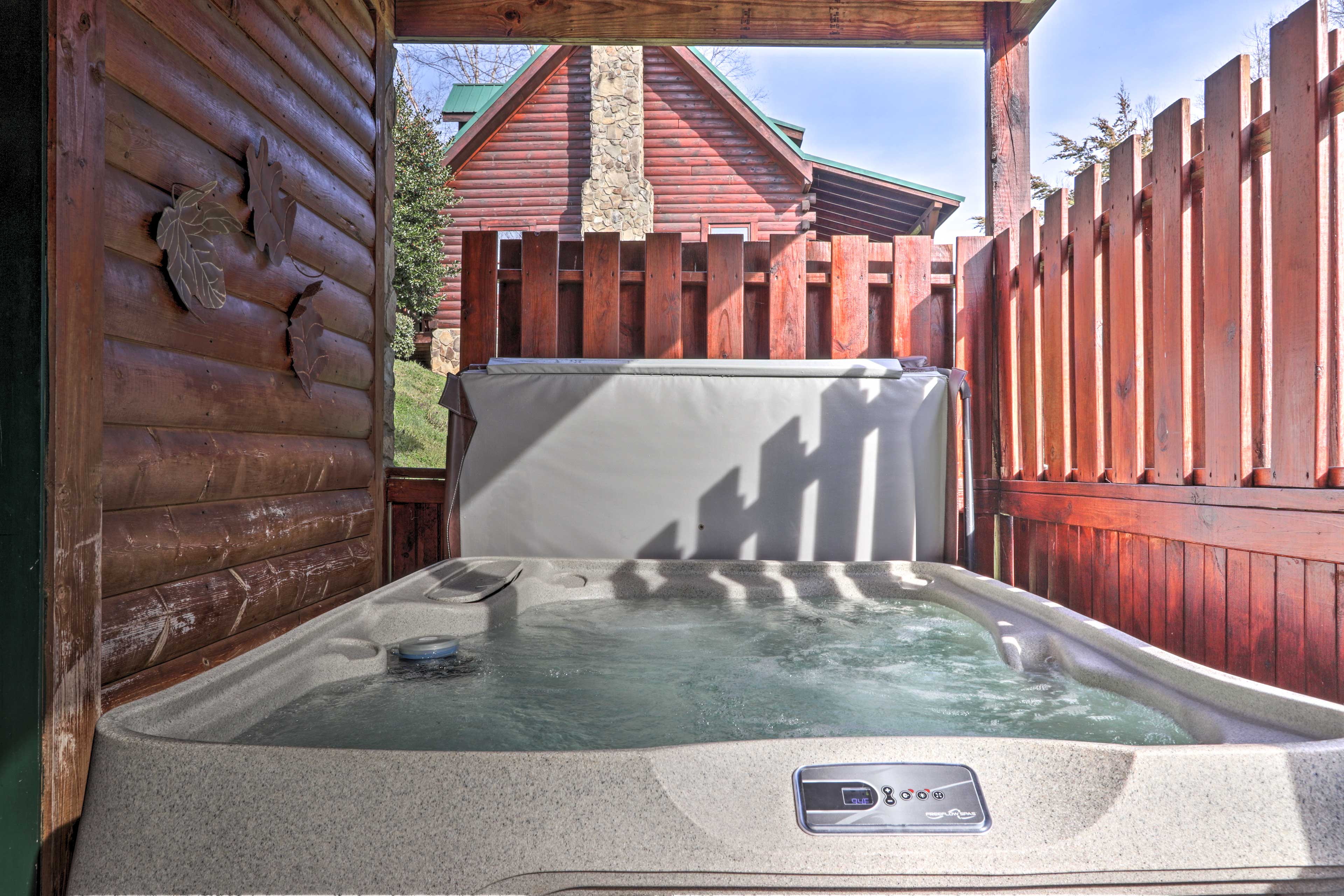 Outdoor Space | 4-Person Hot tub