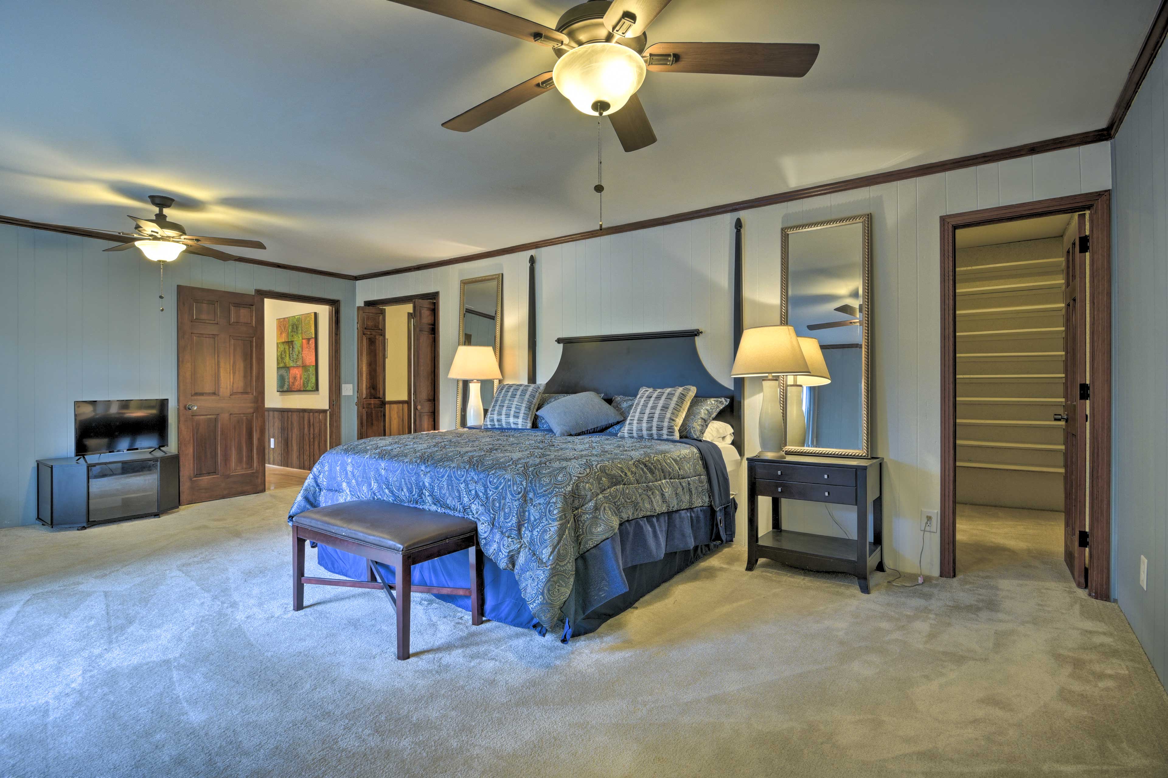 The bedroom suite boasts a Smart TV and ample space.