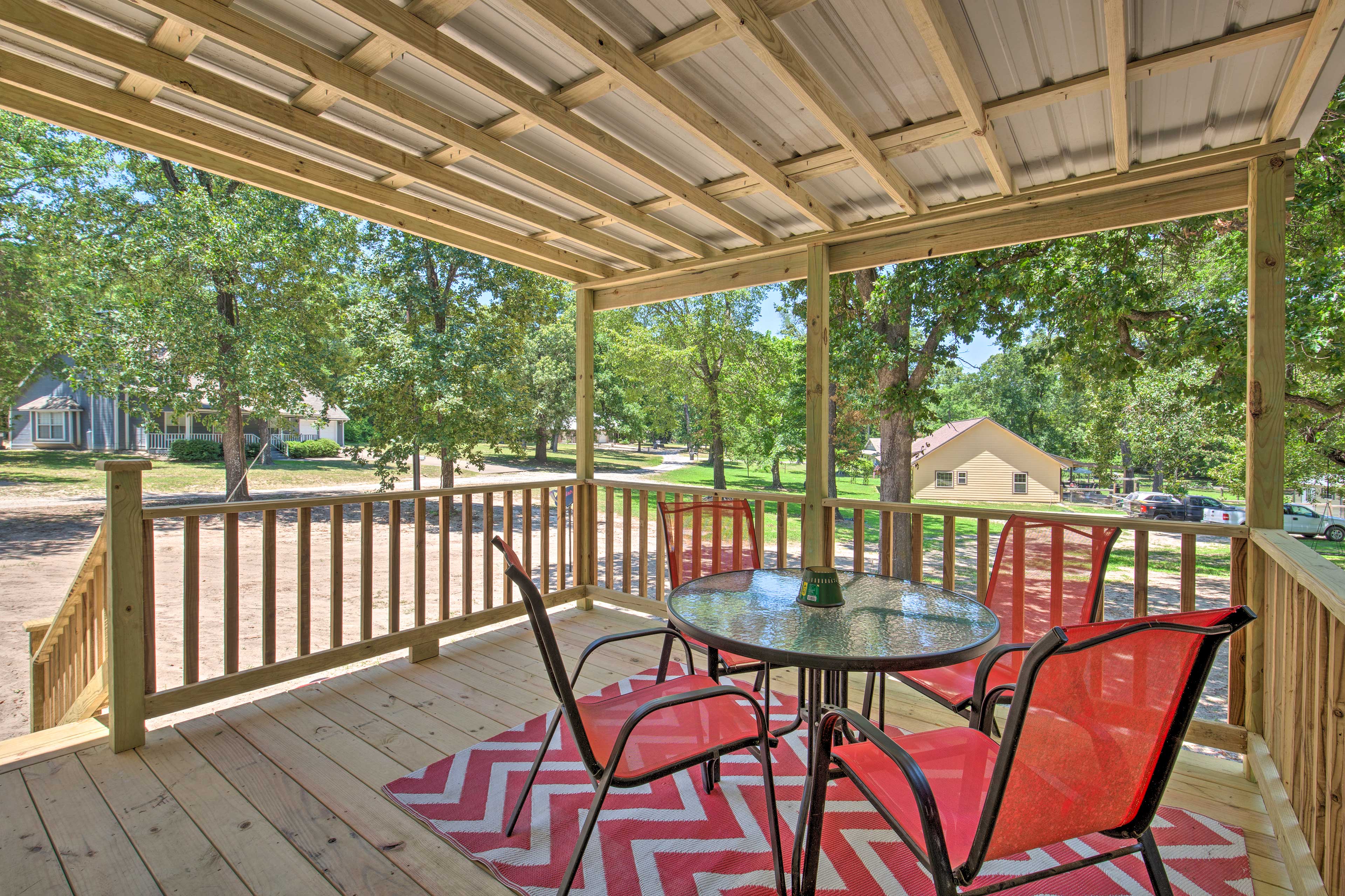 This Emory house features a tasteful outdoor deck and dining table!