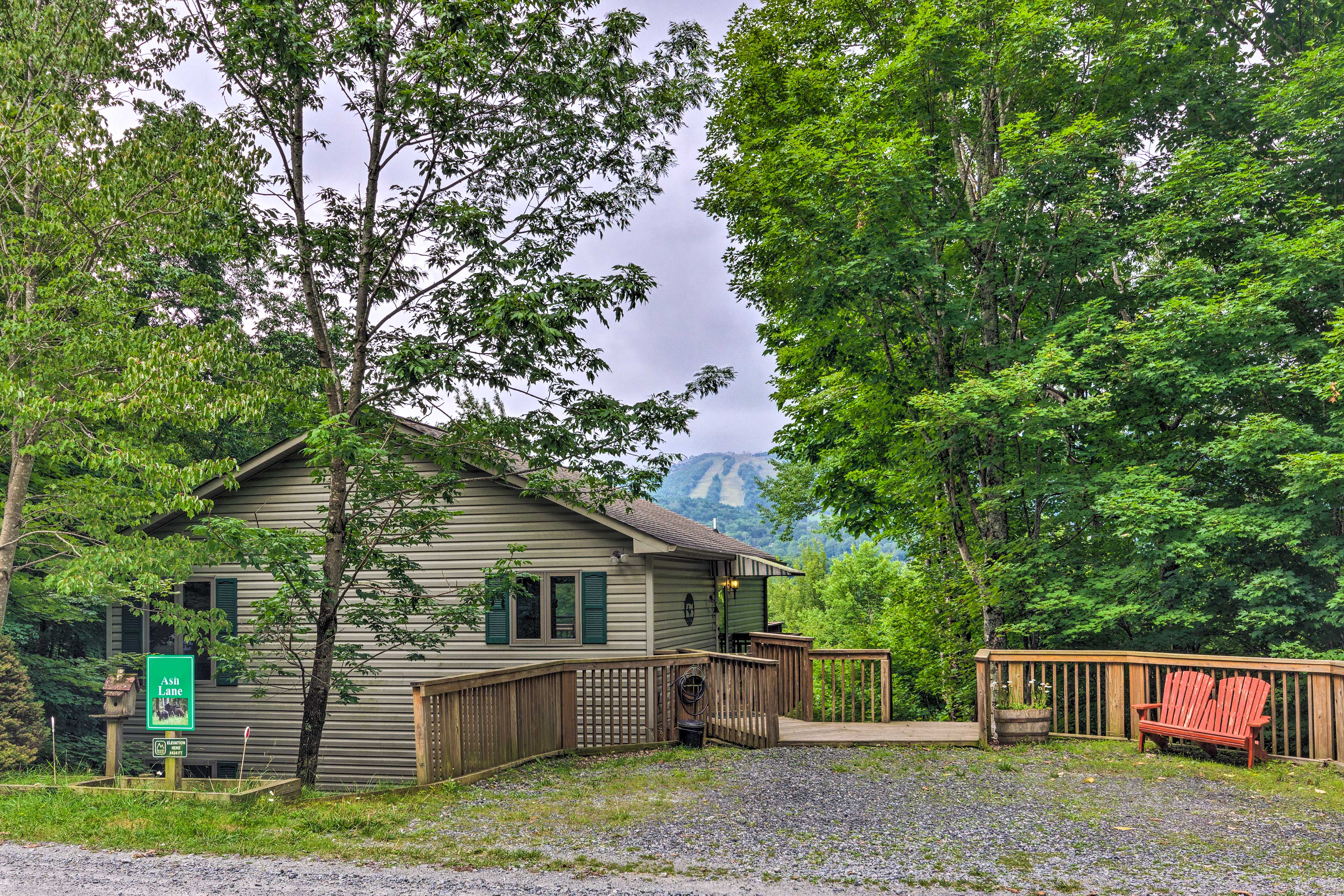 Warm Wooded Cabin w/ 2-Story Deck + Mountain View!