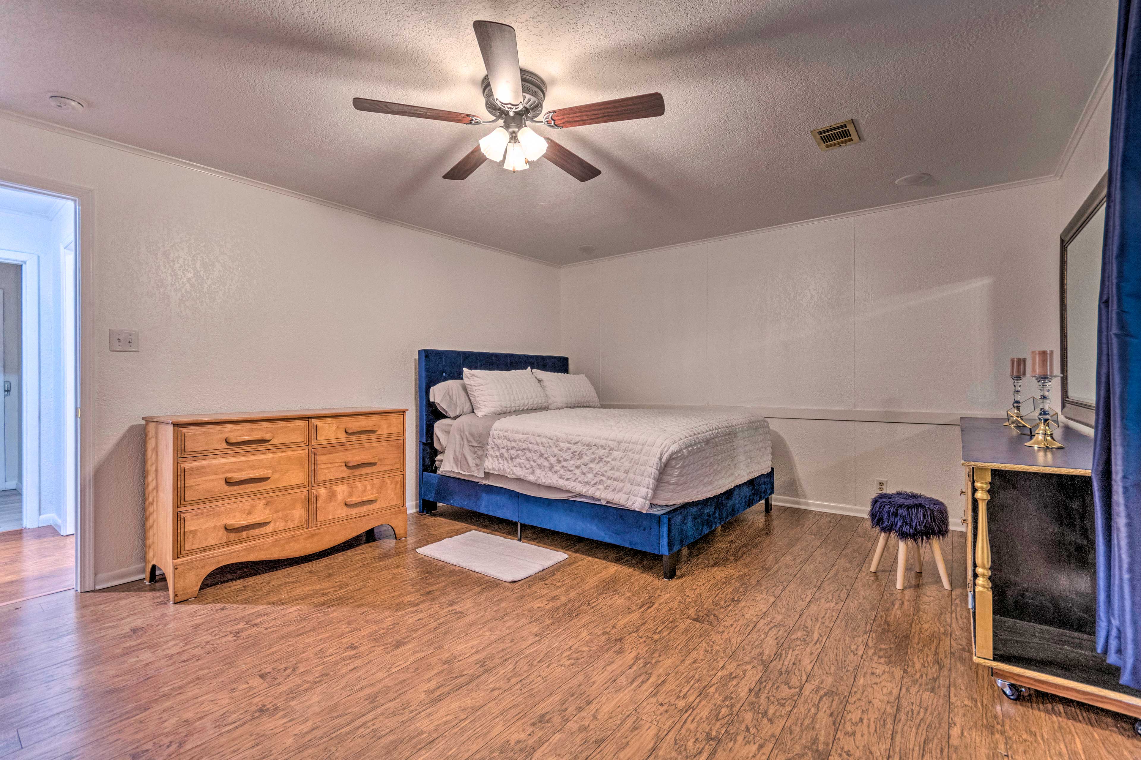 You'll find a queen bed in this room.