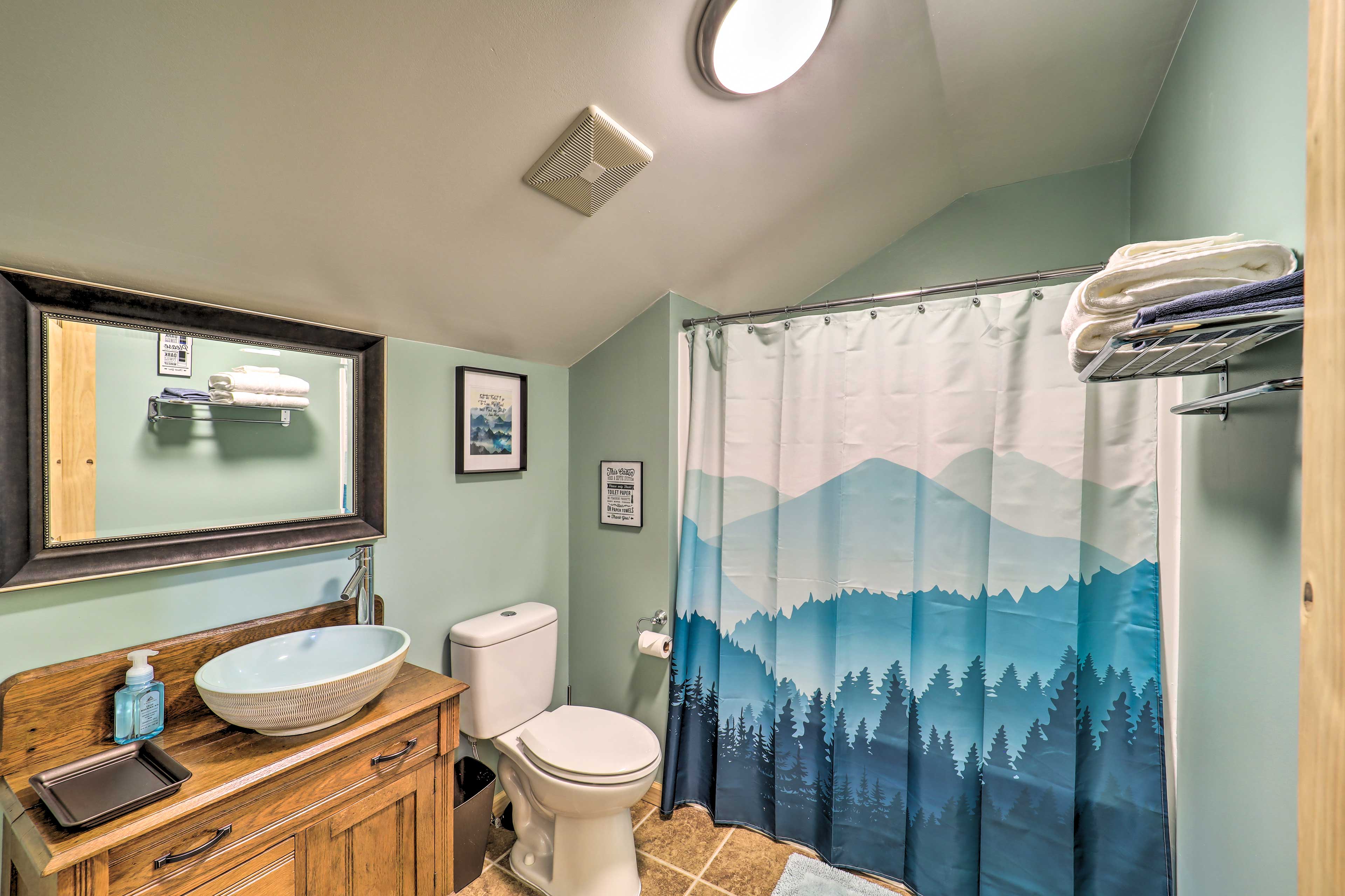 Full Bathroom | Shower/Tub Combo | Complimentary Toiletries