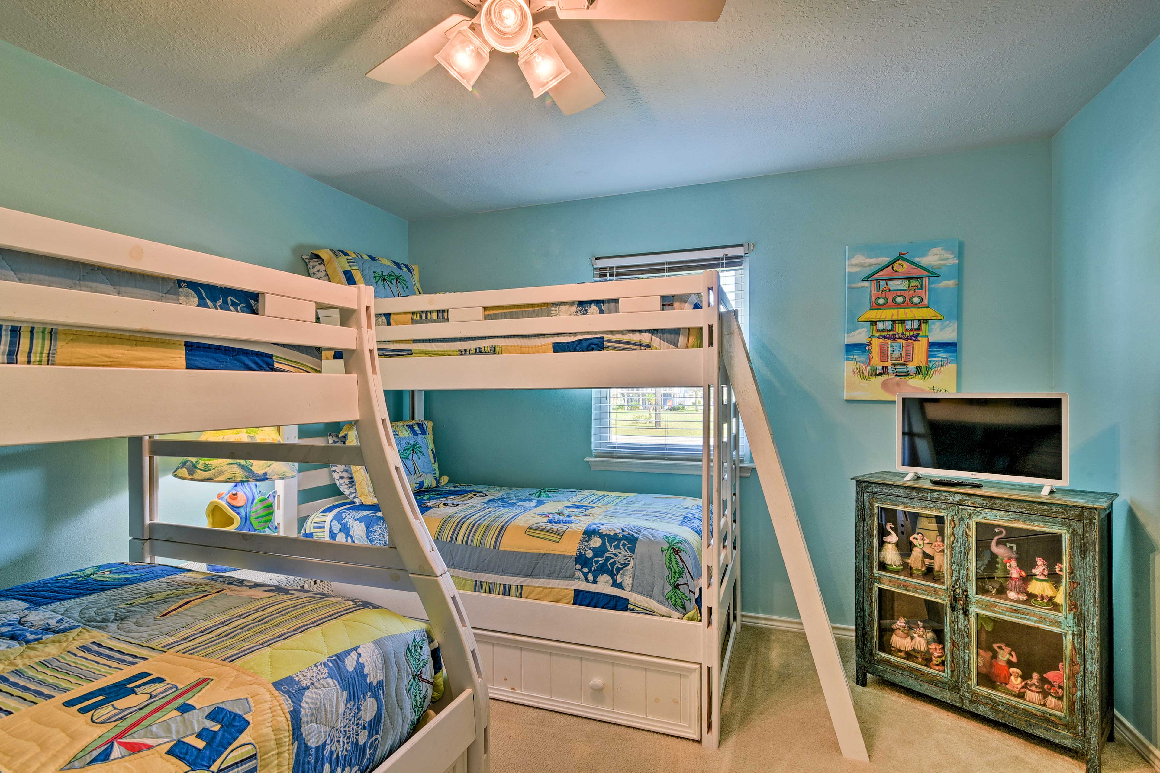 Easily sleep up to 6 guests in this bright bedroom!