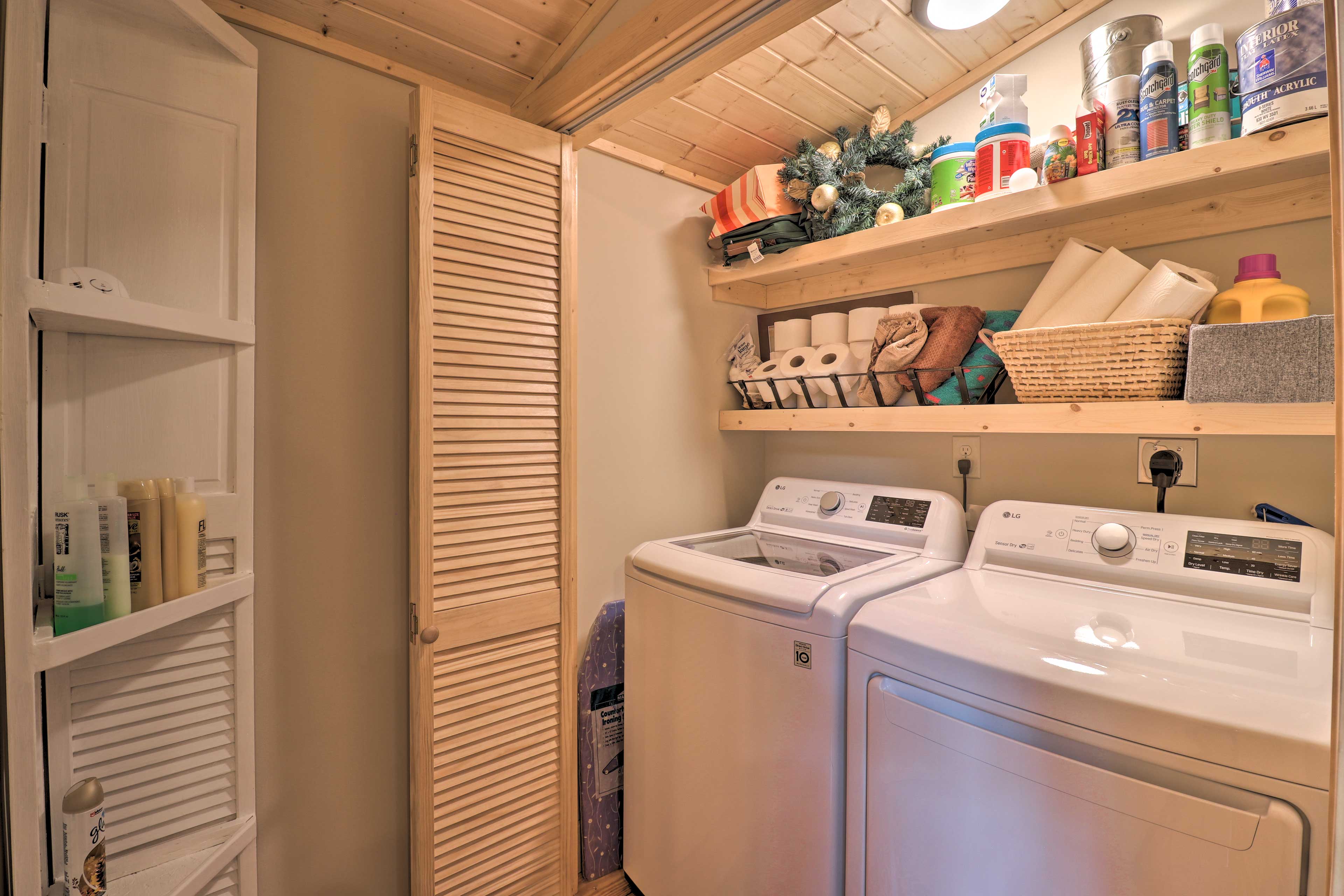 Keep your clothes fresh and clean with the cabin's washer and dryer.