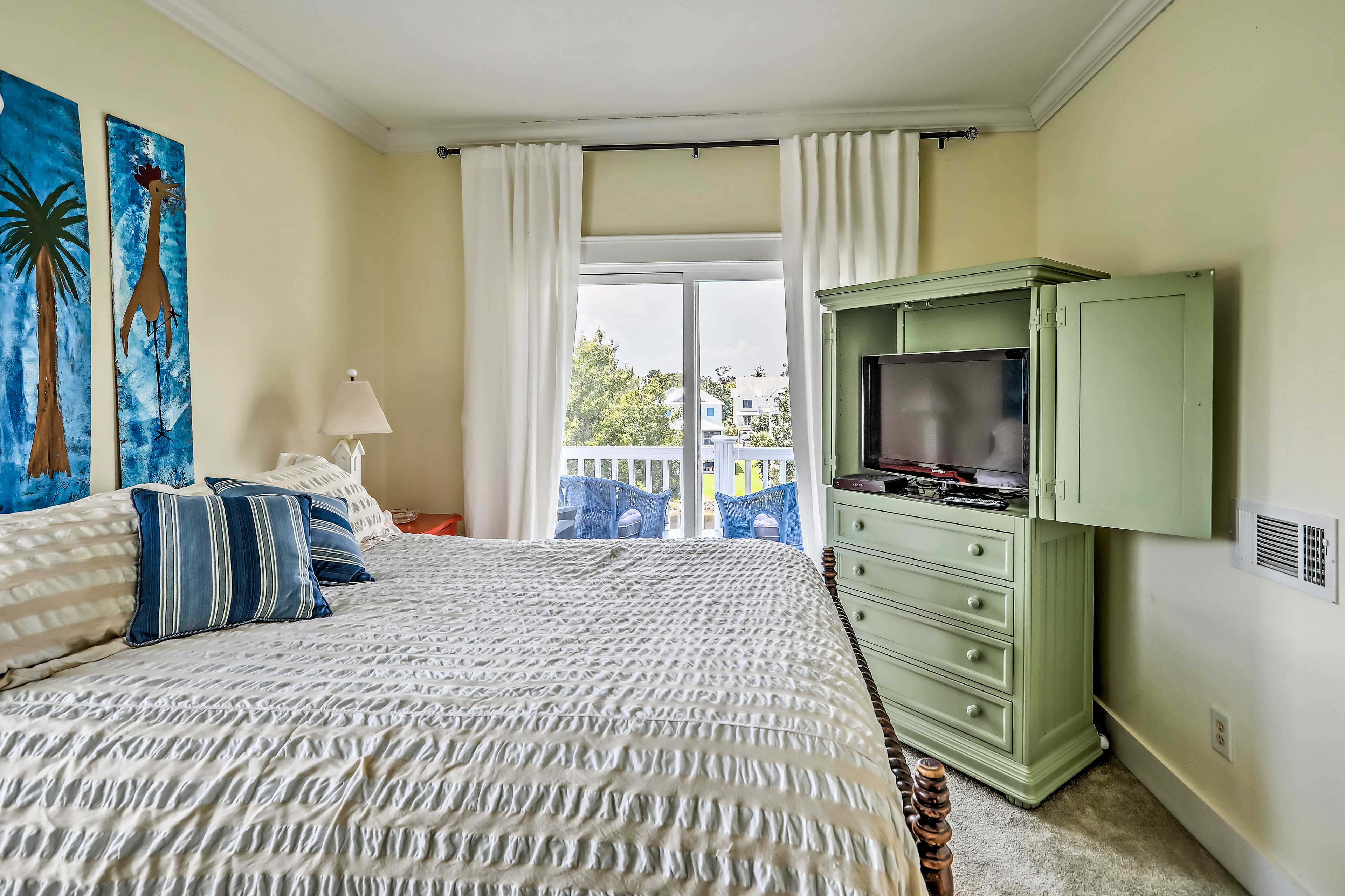 The queen bed, balcony access, and flat-screen TV ensure you'll be comfortable.