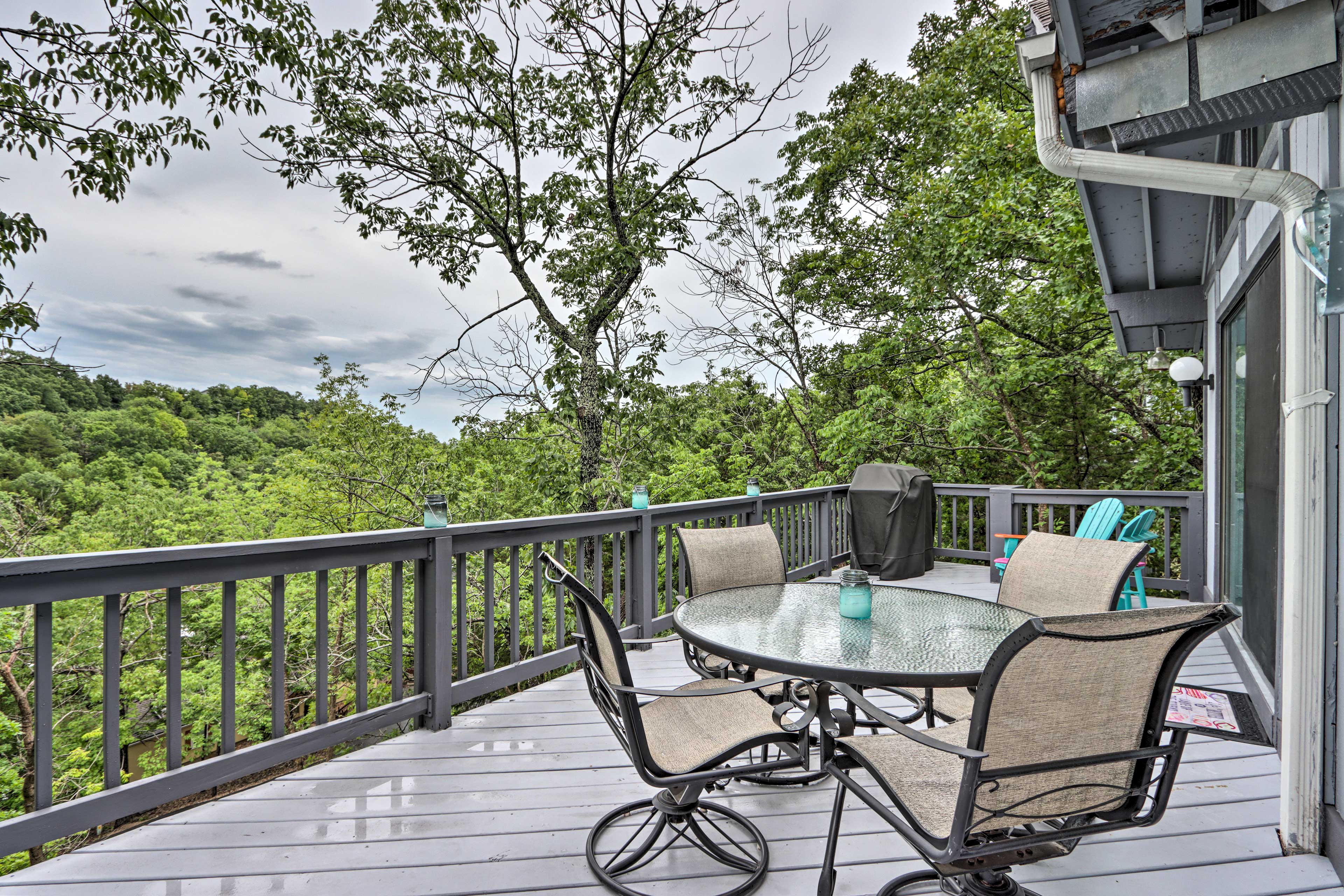 Dine al fresco on the deck.