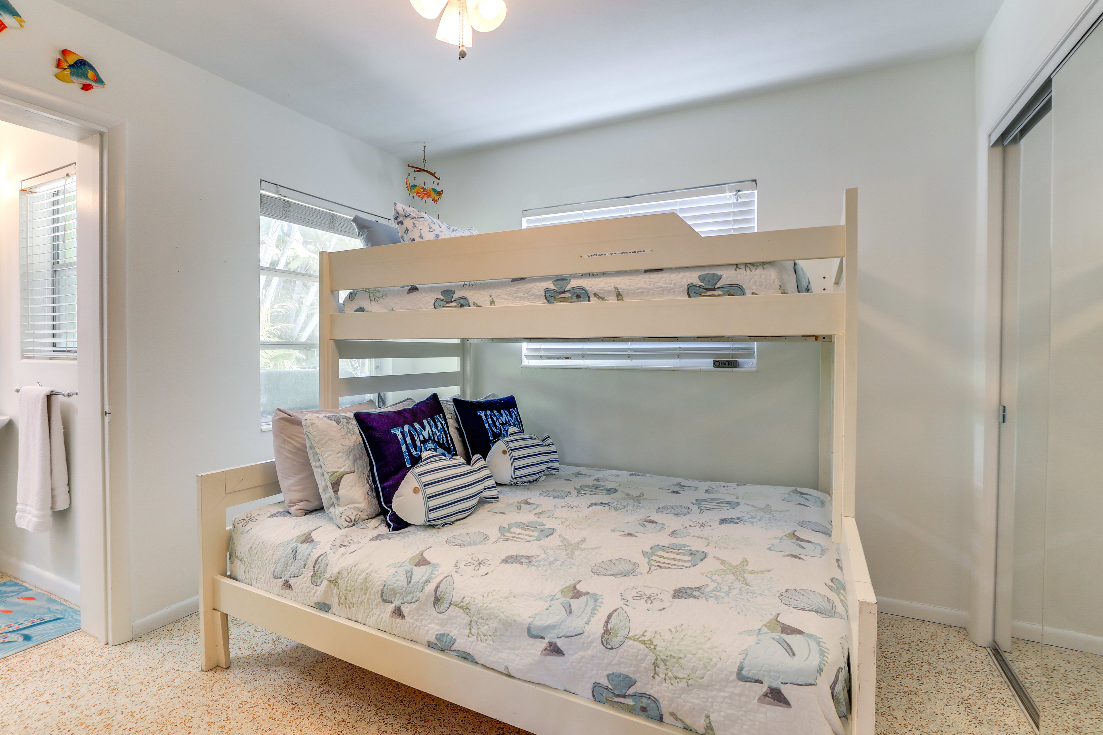 Bedroom 2 | Twin/Queen Bunk Bed